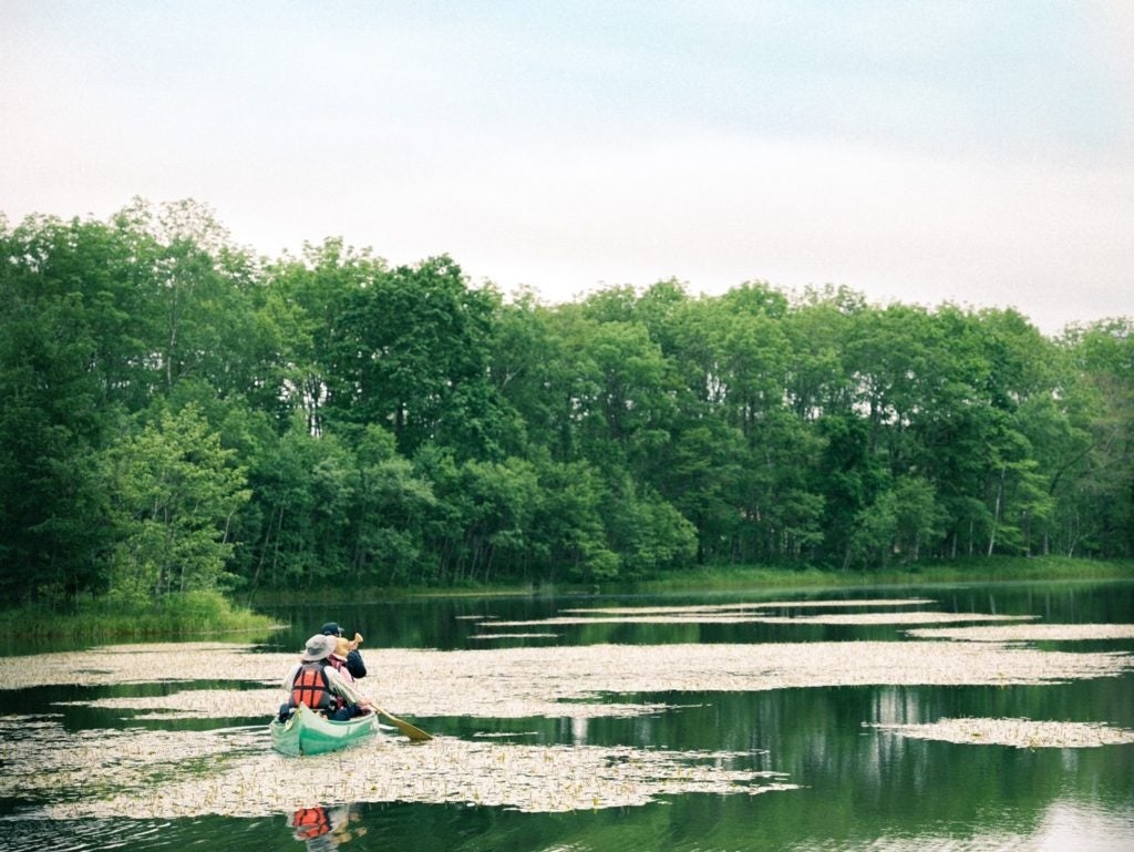 カヌーや釣りが楽しめる敷地内にある池