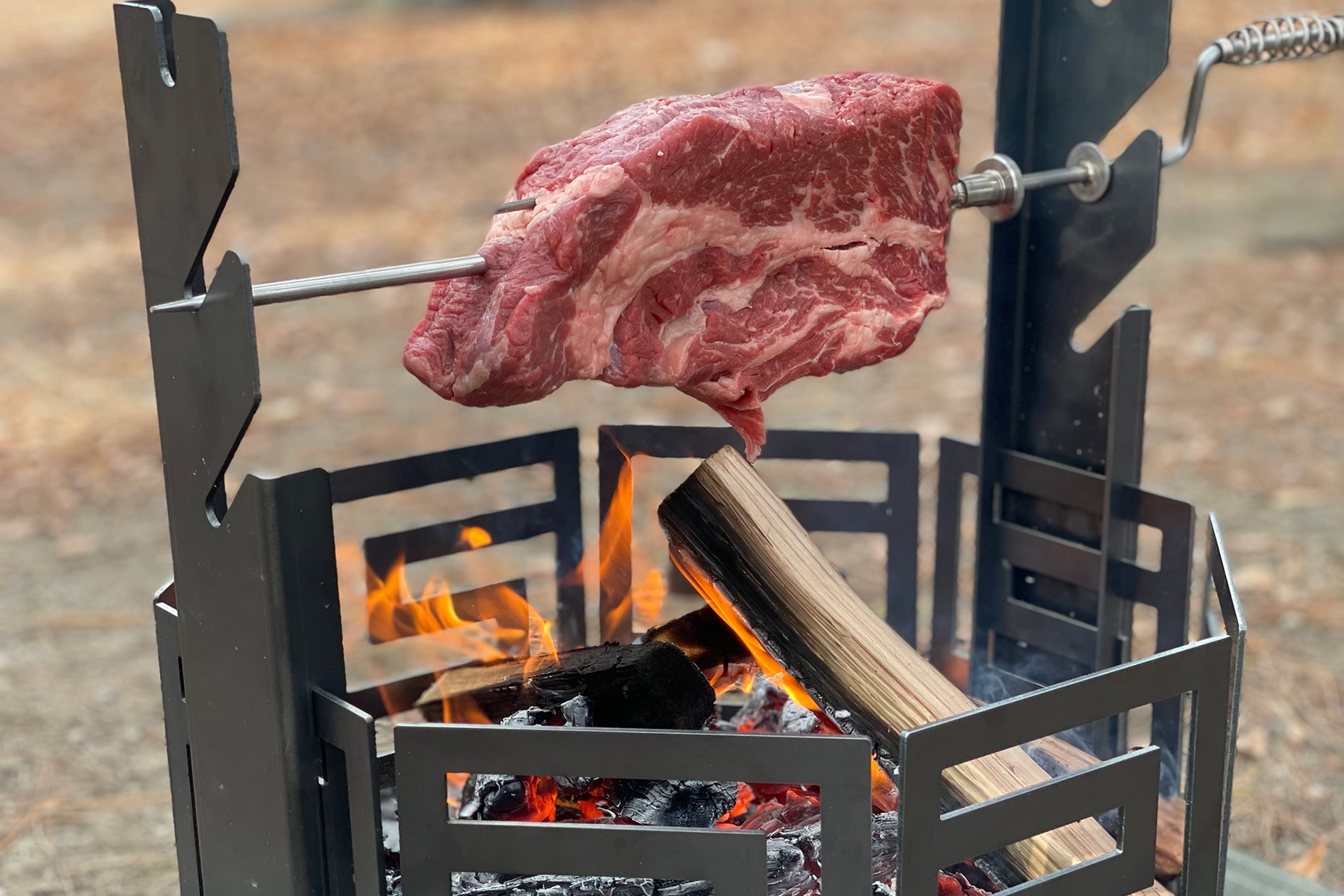 お肉をグルグル回して焼ける焚火台『インフィニティ肉焼きセット』が お肉をグルグル回して焼ける焚火台『インフィニティ肉焼きセット』が