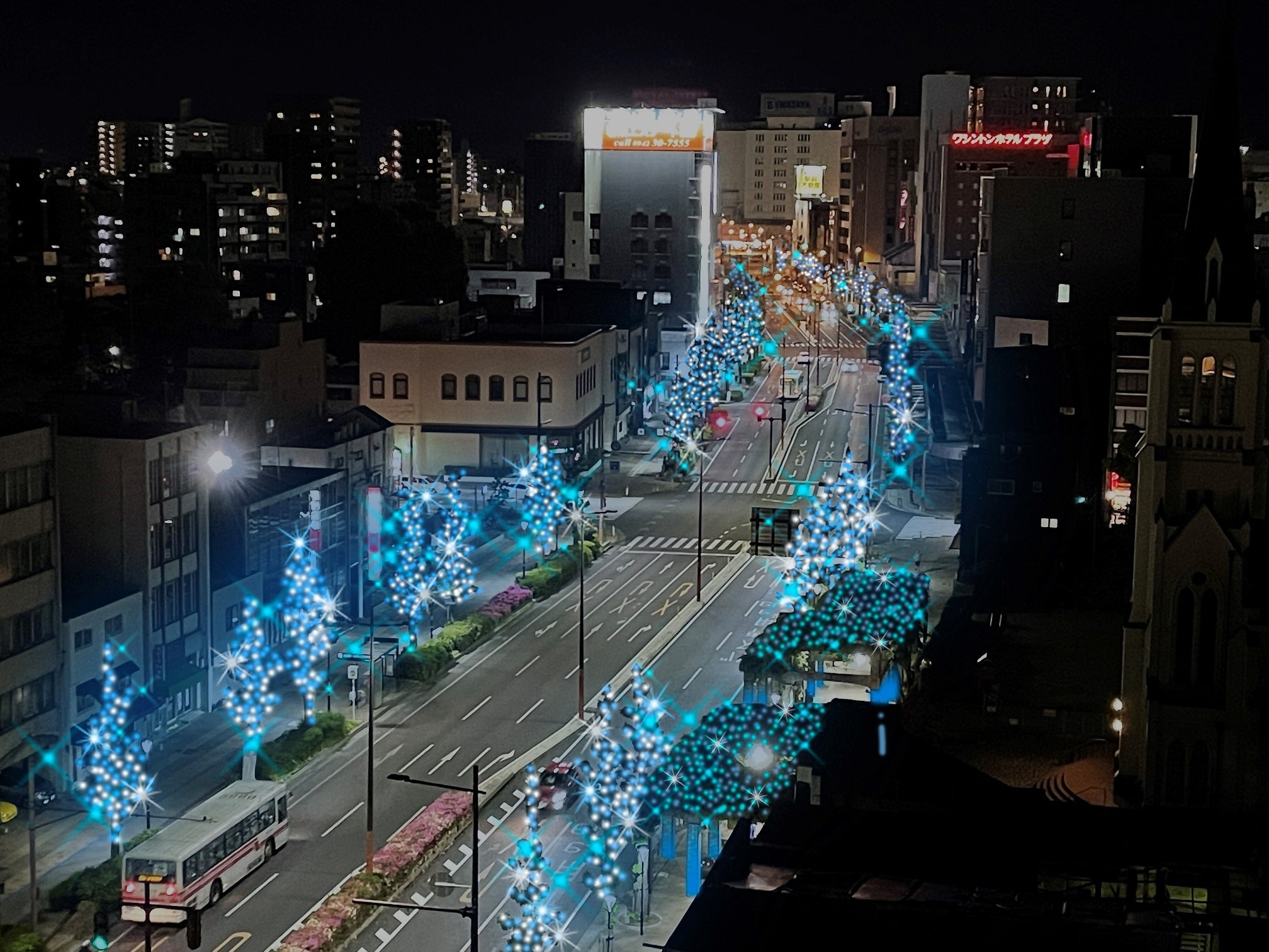 青と白のライトアップがされた明治通り