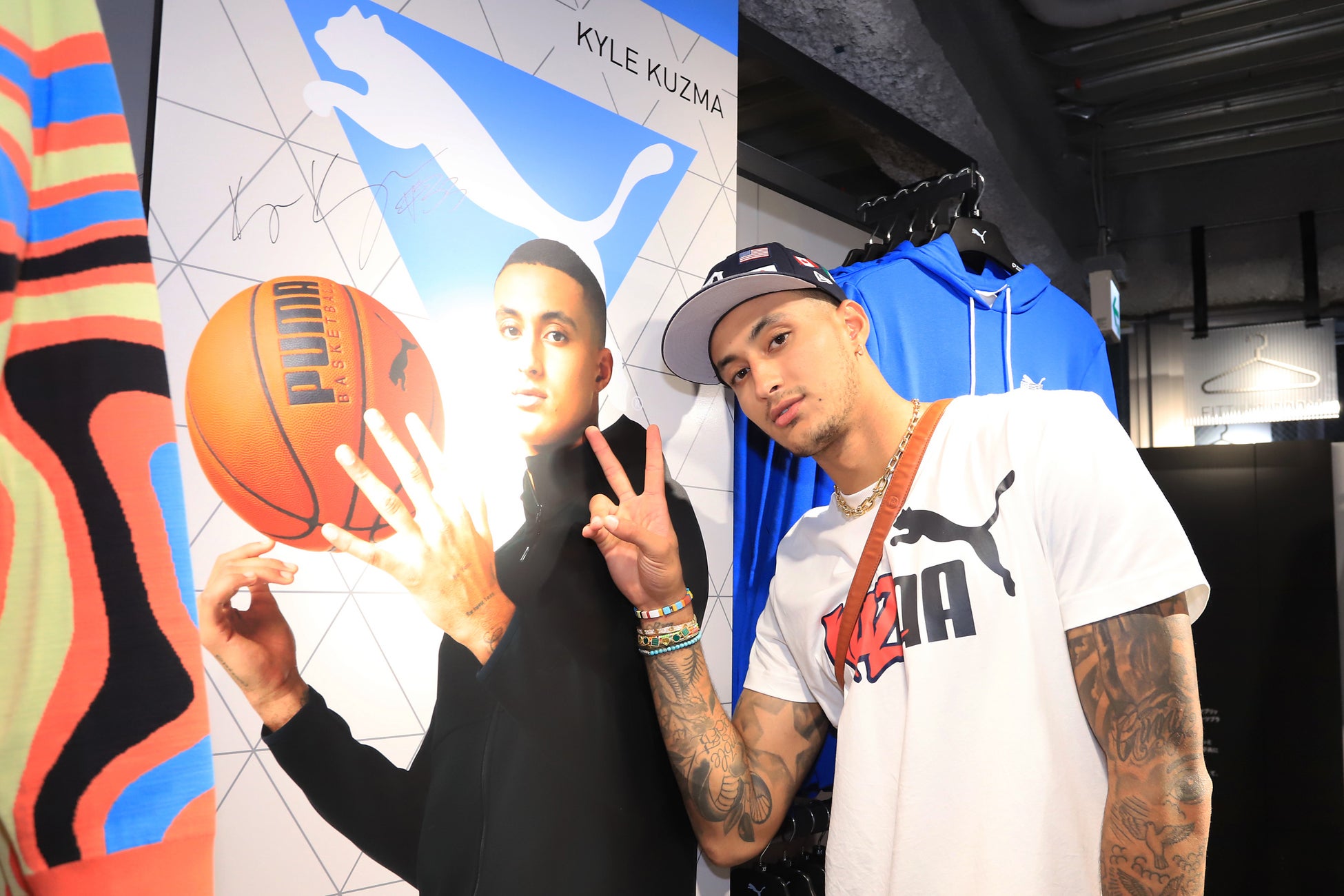 店内で自分のパネルにサインをするKyle Kuzma選手