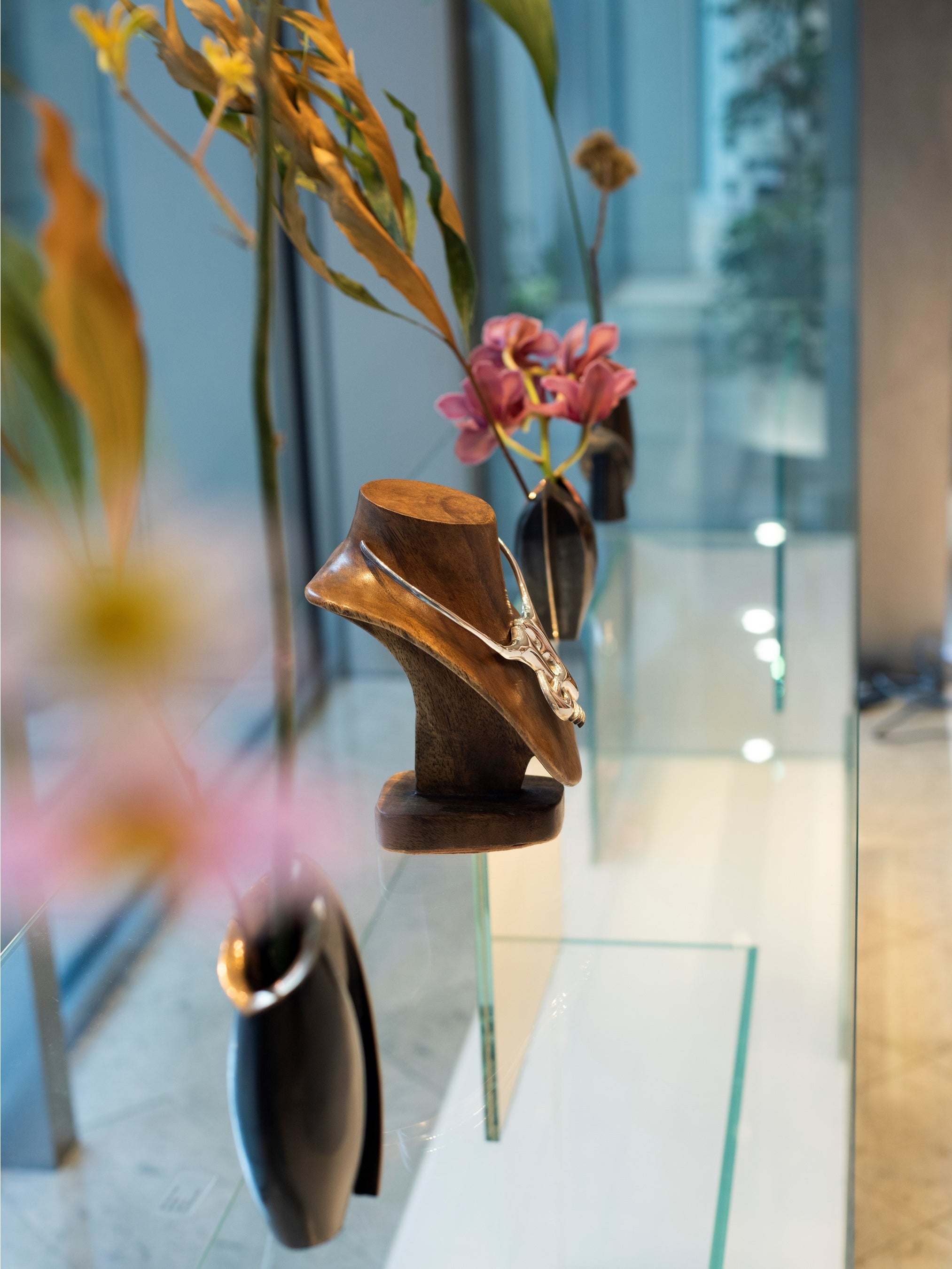 デザイナー自ら活けたアレンジメントと作品