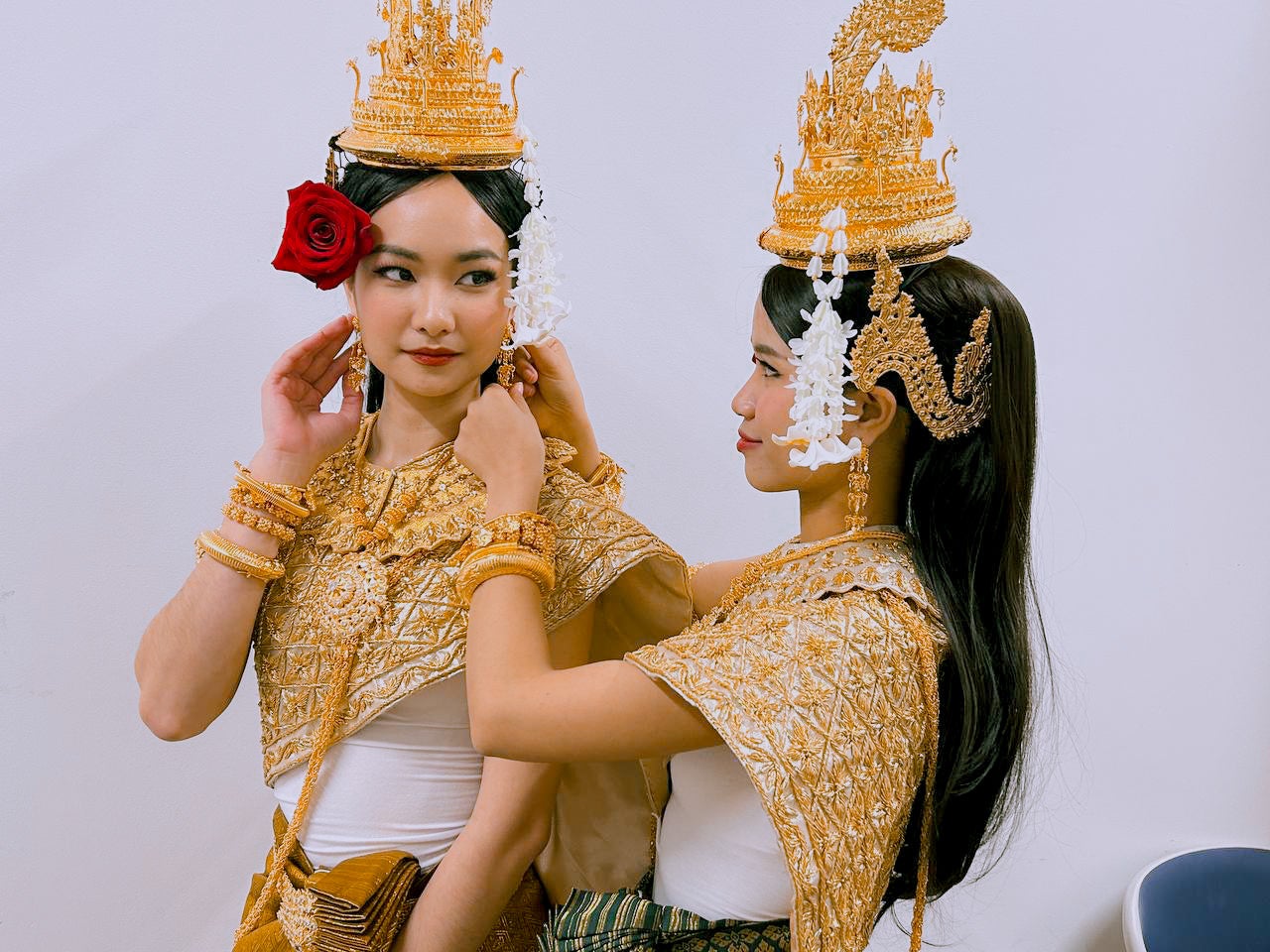 カンボジアの舞踊パフォーマンスでは独特な衣装も間近でご覧いただけます