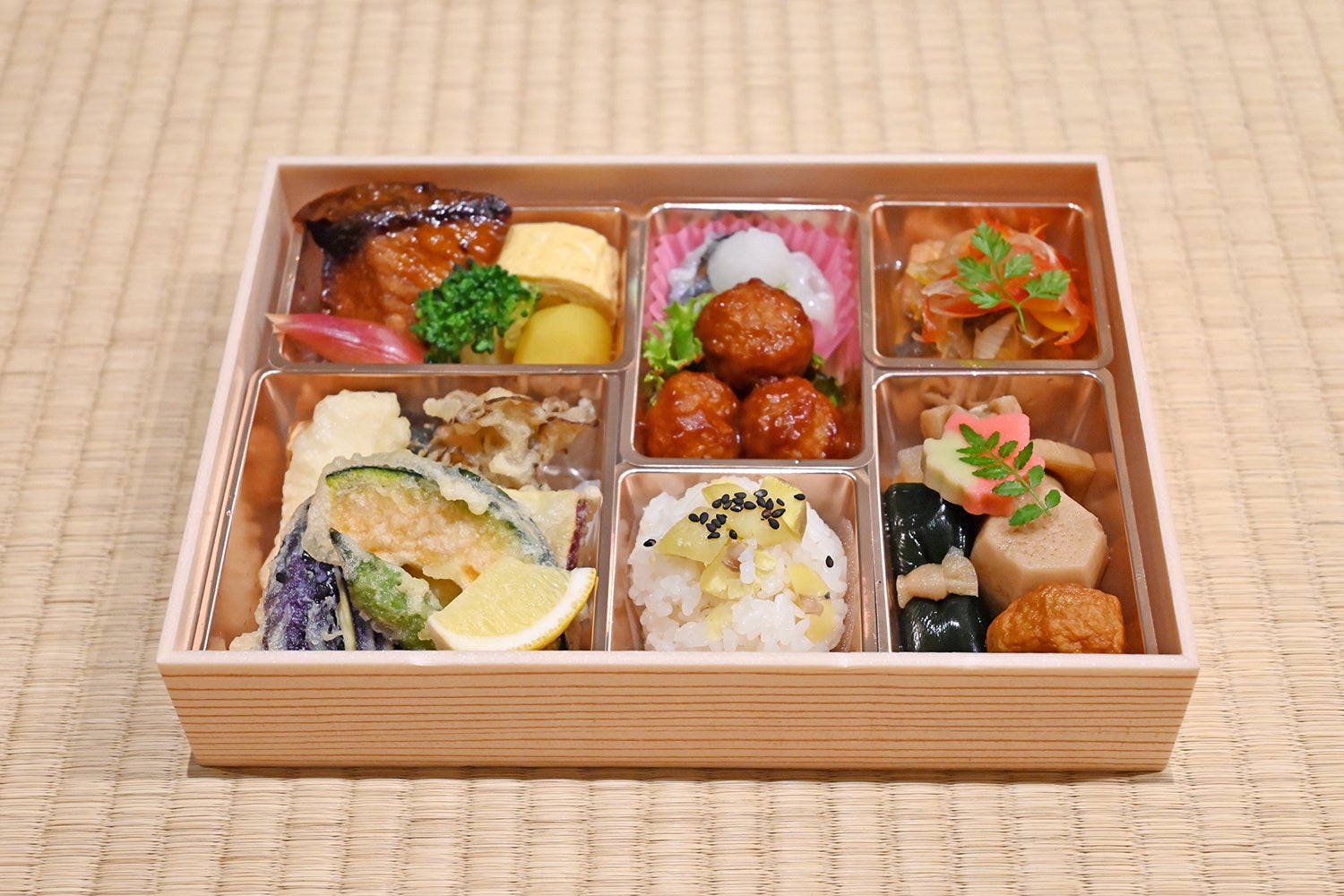 お酒のお供として提供される「割烹 みや川」特製の酒肴弁当　※天ぷらはメギス天ぷらになります