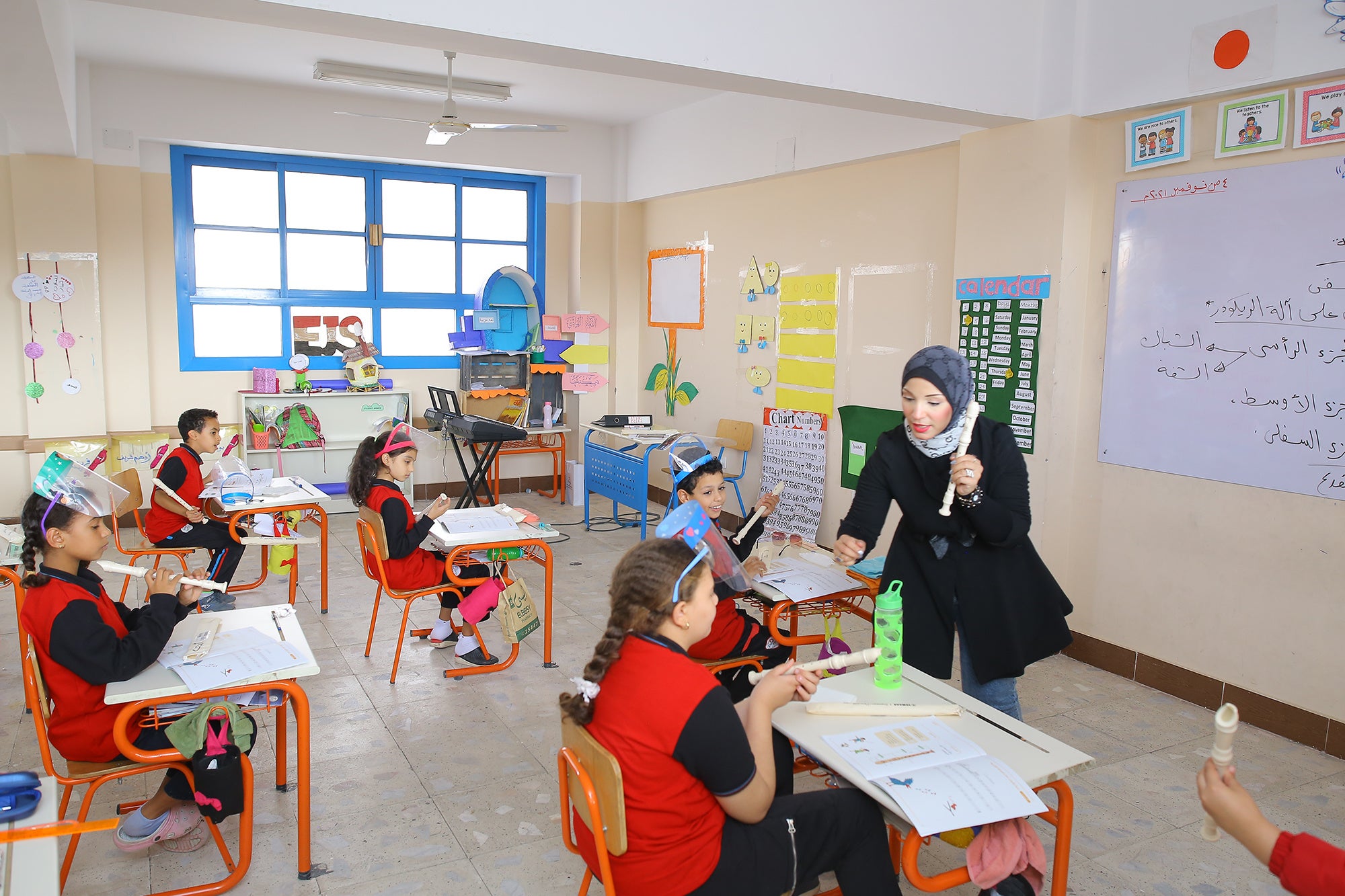 「エジプト・日本学校」でのリコーダーを使った授業の様子（先生と生徒）