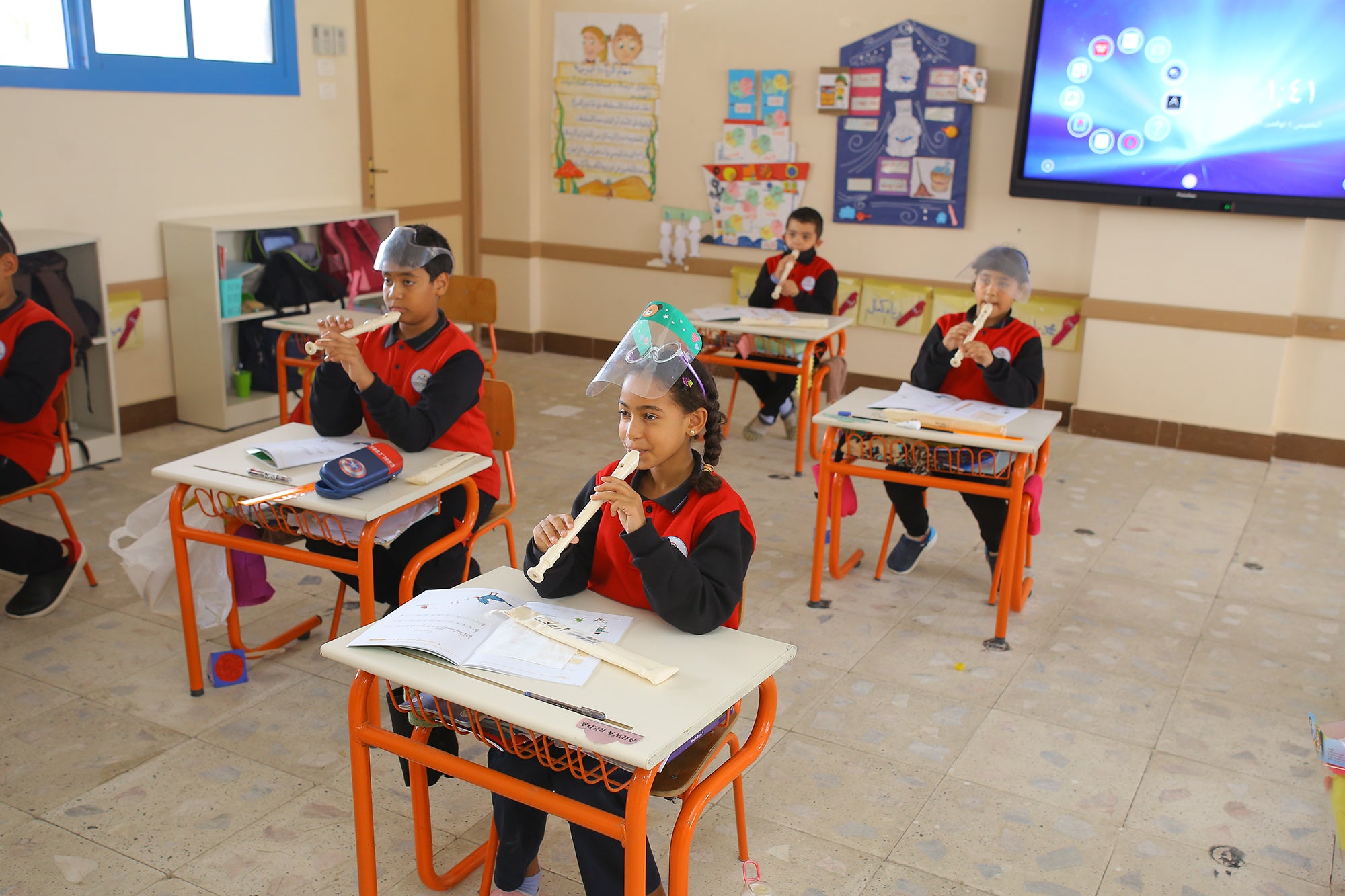 「エジプト・日本学校」でのリコーダーを使った授業の様子（リコーダーを吹く生徒）