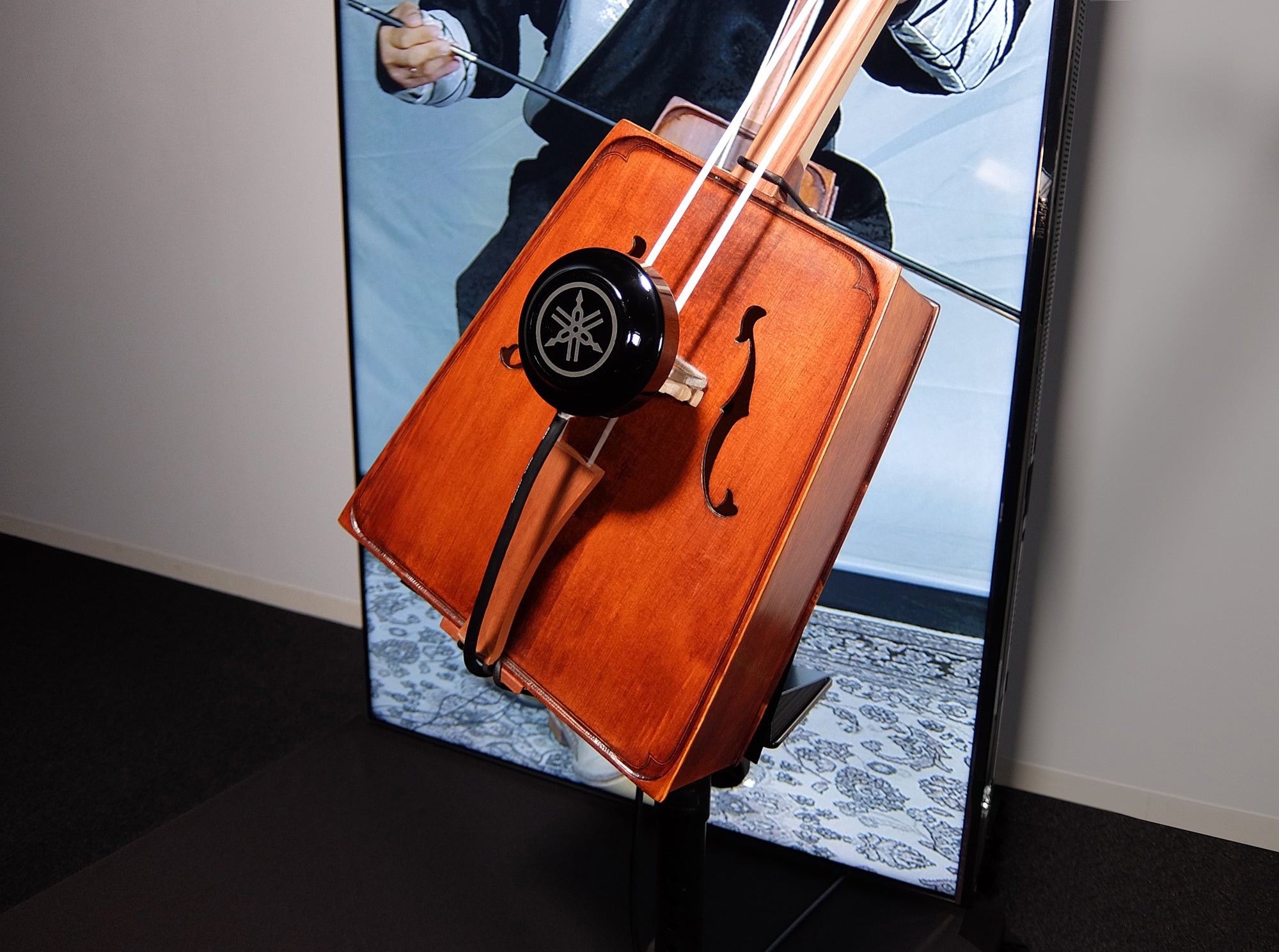 演奏音のデータから変換した振動を楽器に伝える装置