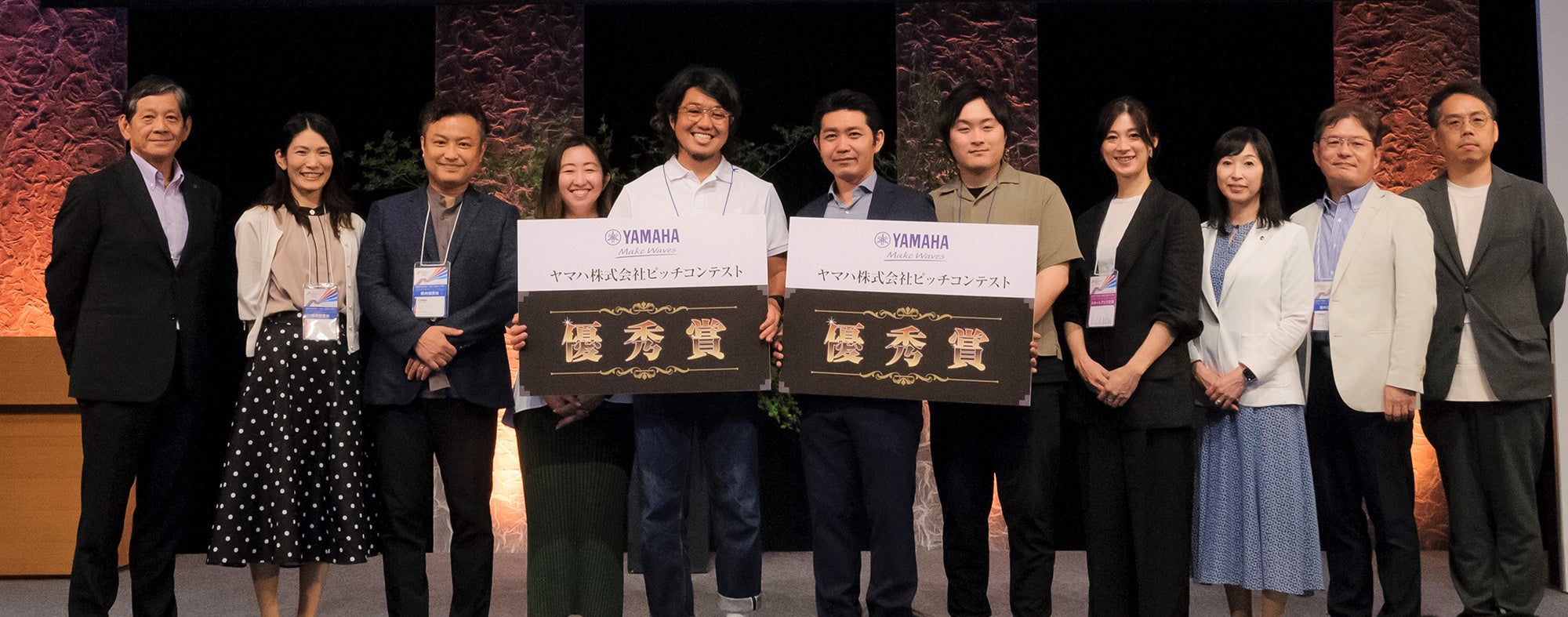 ピッチコンテスト表彰式の様子 向かって中央右が株式会社アトラエSouth East Asiaプロジェクトオーナー　風間滋樹氏 中央左が株式会社トラーナ代表取締役　志田典道氏