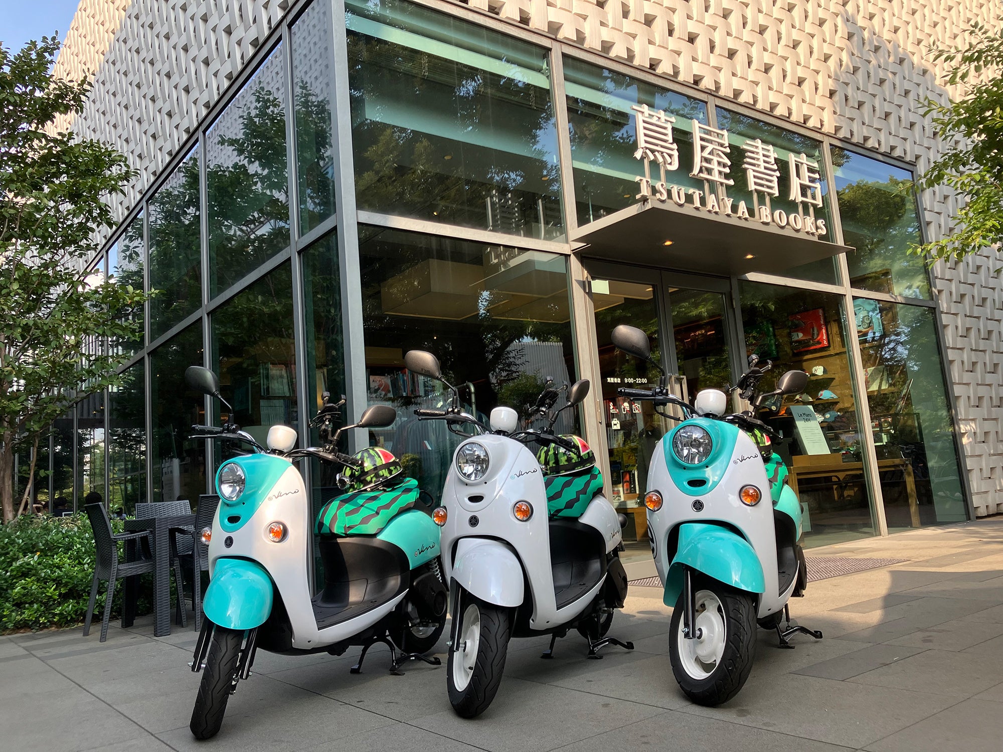 EVバイクとヘルメット（イメージ）