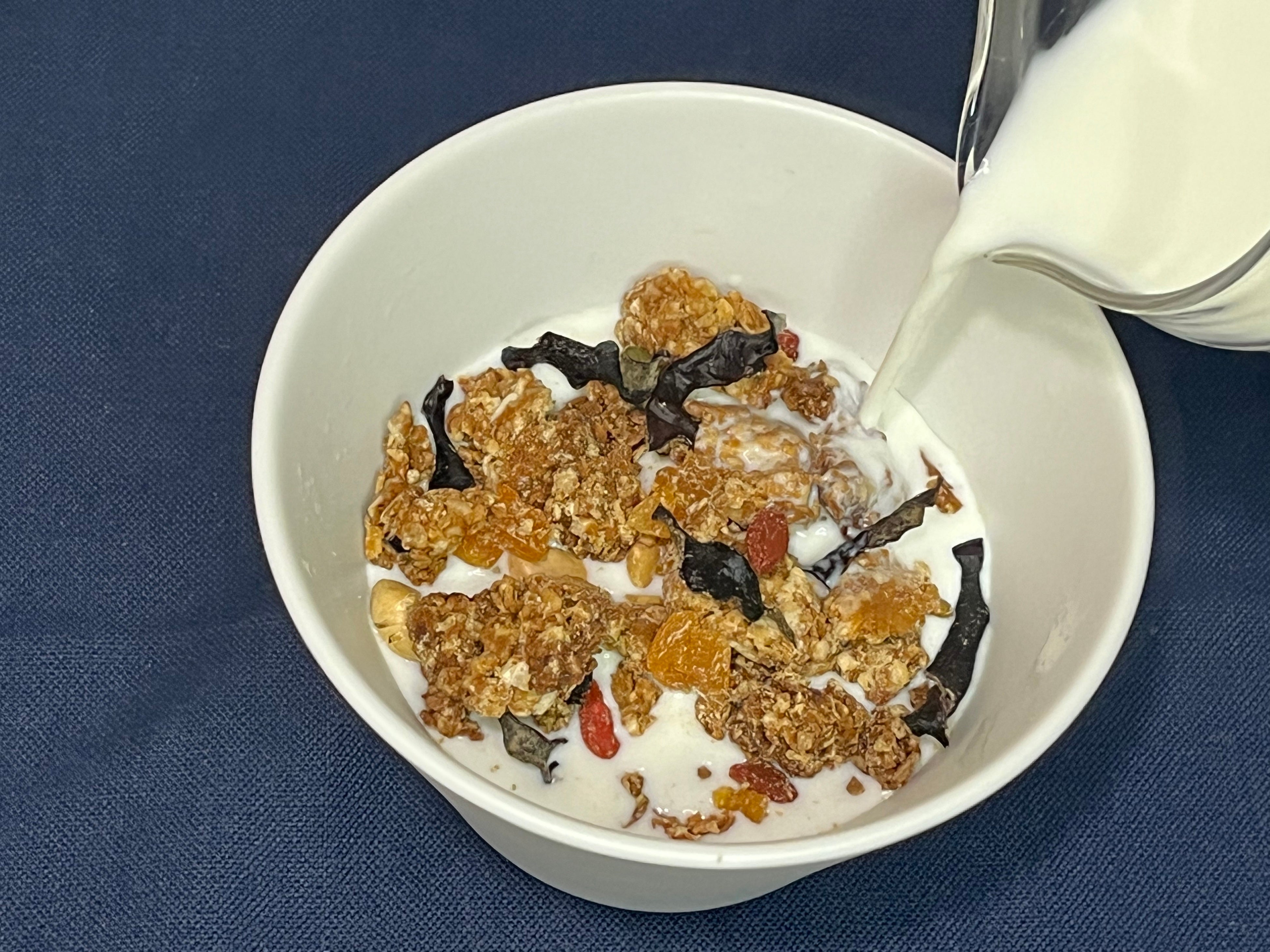 牛乳や豆乳をかけて