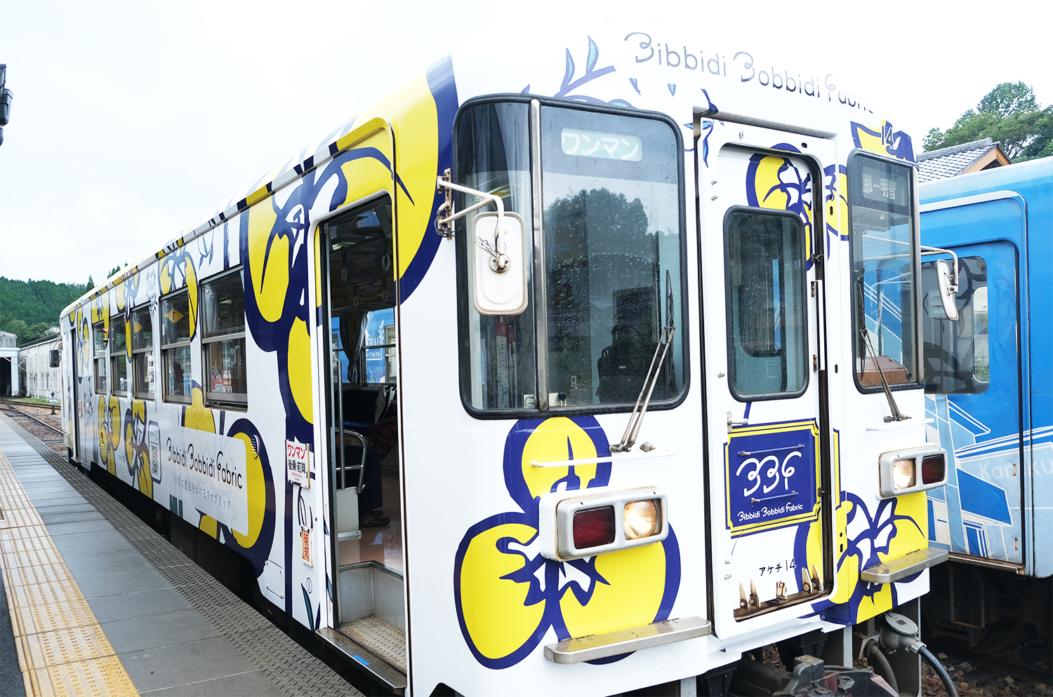 明智駅に停車するラッピング列車