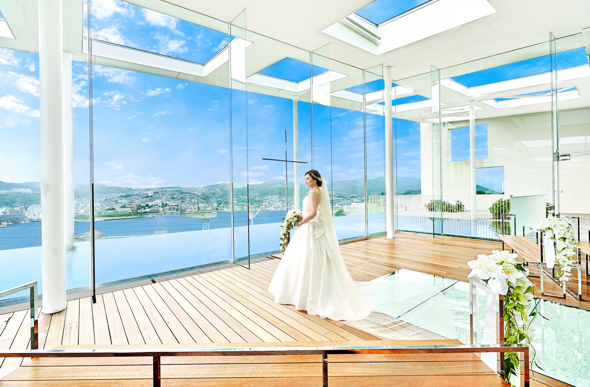 ガーデンテラス長崎ホテル&リゾートのチャペルでは美しい長崎の港を一望することができます