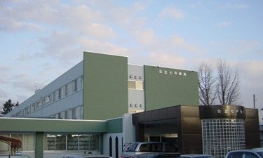 「Teladoc HEALTH 」を青森県内で初導入する、公立七戸病院（青森県上北郡七戸町）の外観