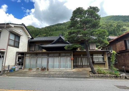 国道沿いにある立派な一軒家も空き家となって久しい