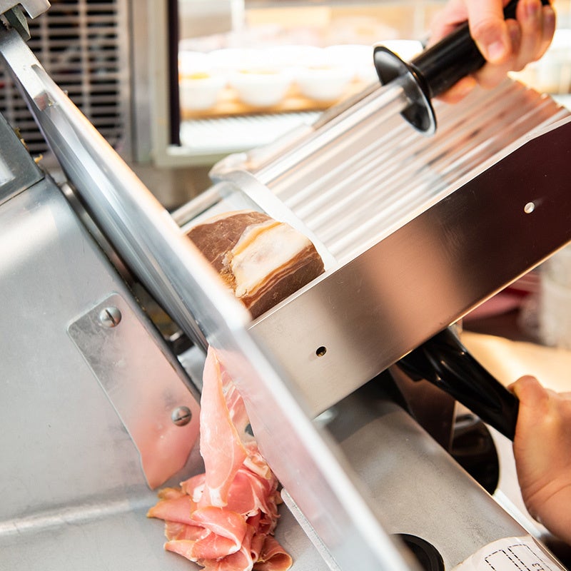 ご注文ごとに生ハムをスライス。 生ハムは切りたてが一番おいしいといわれています。