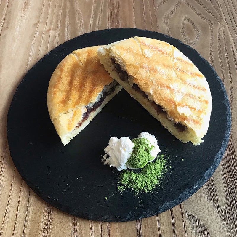 あんバターパニーニ　ドリンクセット900円(税込) SNSでも大人気。甘いとしょっぱいが一度に楽しめる至極のスイーツ 