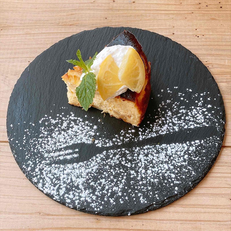 レモンのバスクチーズケーキ　ドリンクセット950円(税込) 甘さ控えめでレモンの風味がさわやか  