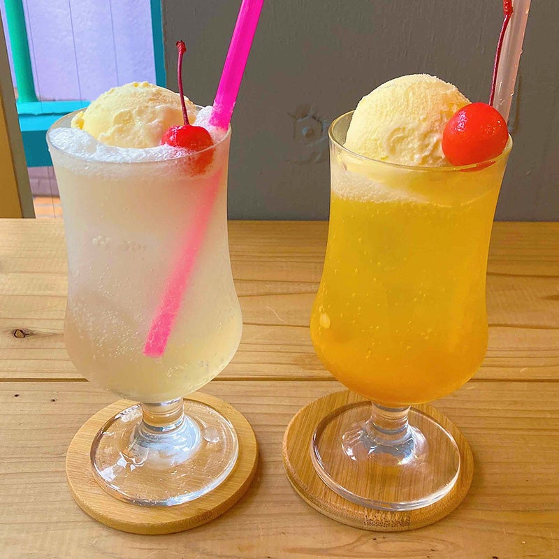 ピーチクリームソーダとマンゴークリームソーダ。 単品850円、セットドリンク＋300円