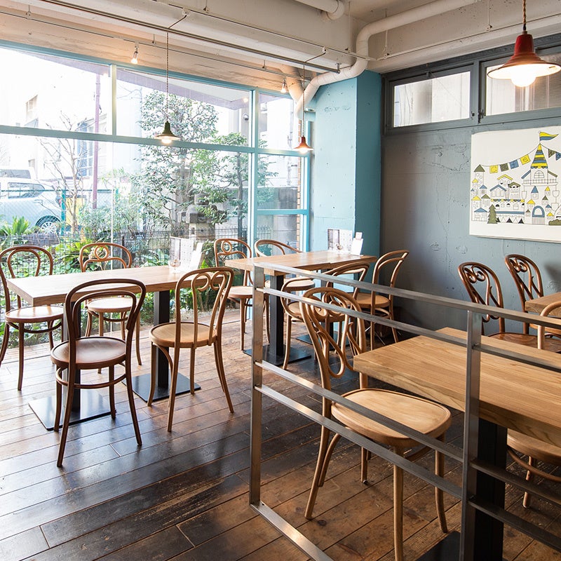 トーネットの曲木チェアを取り入れた スタイリングカフェを展開中