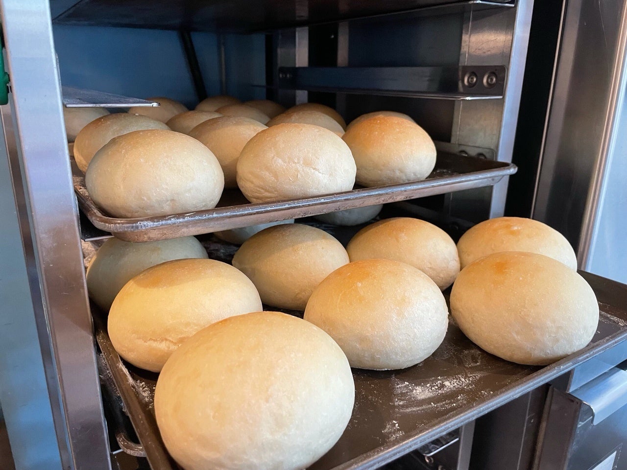 お店で焼き上げているオリジナルパン