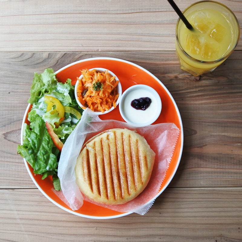 パニーニ1種セット900円(税込) サラダ、キャロットラペ、デザート、ドリンク付き