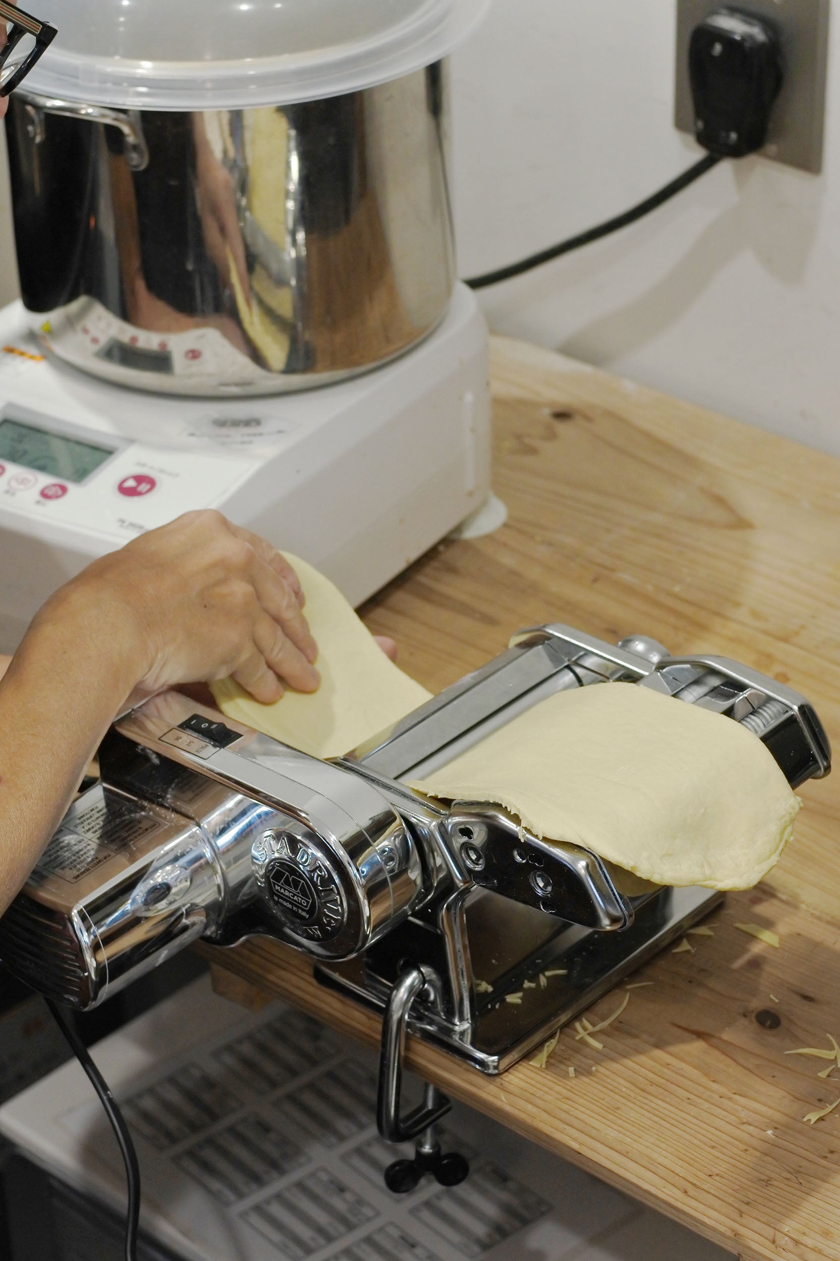 店内で手打ちしているパスタ