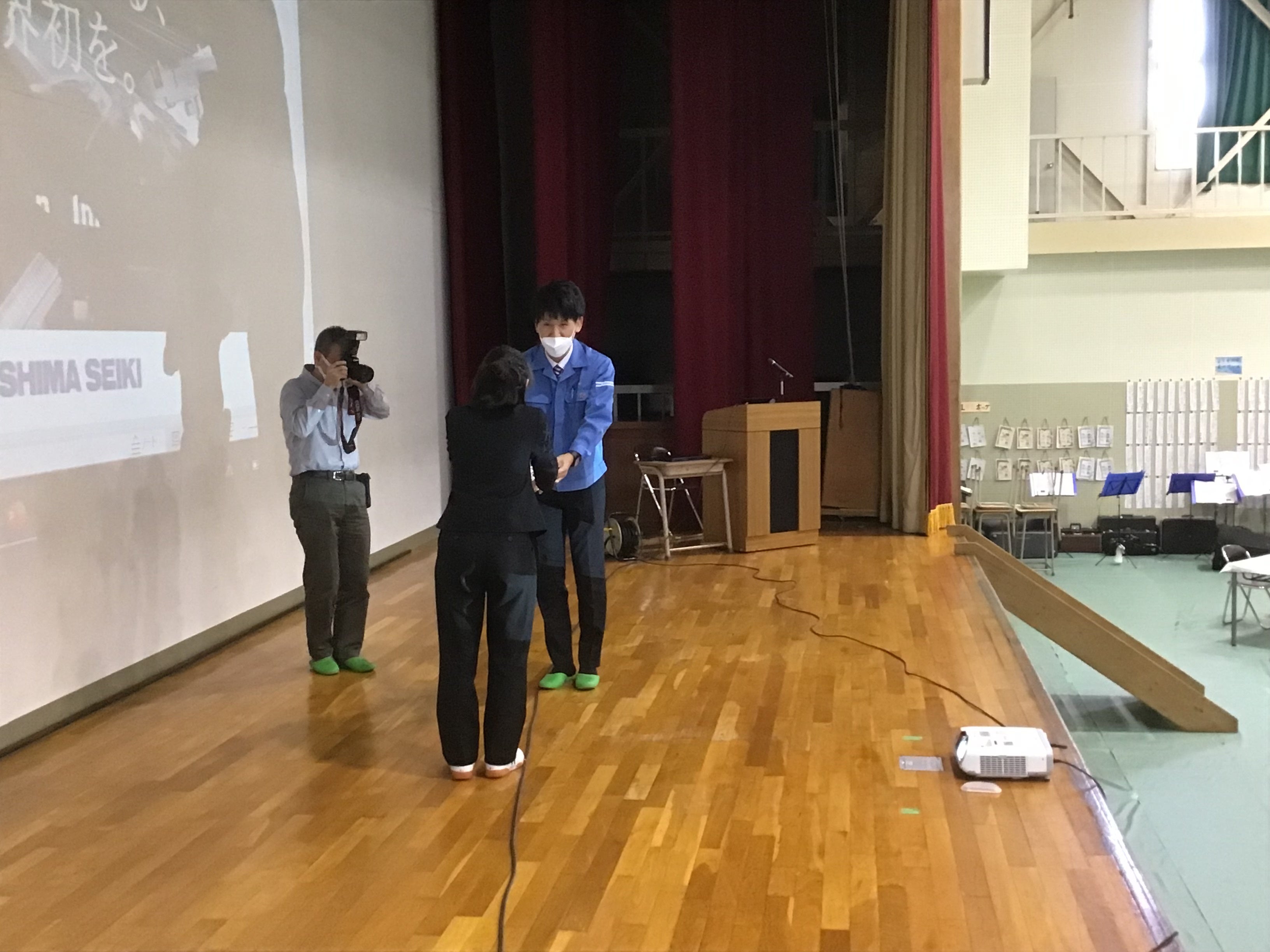 牛乳パック受け取りシーン