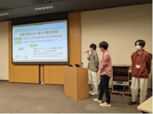 中間プレゼン会での発表（撮影協力：同志社大学）