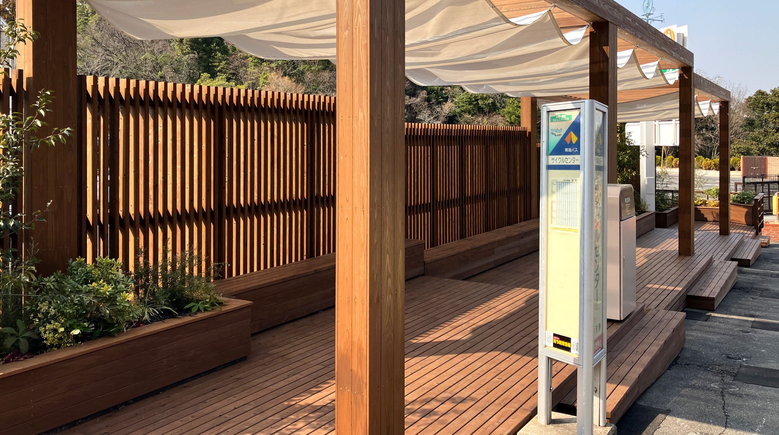 木質化した都市部のバス停留所
