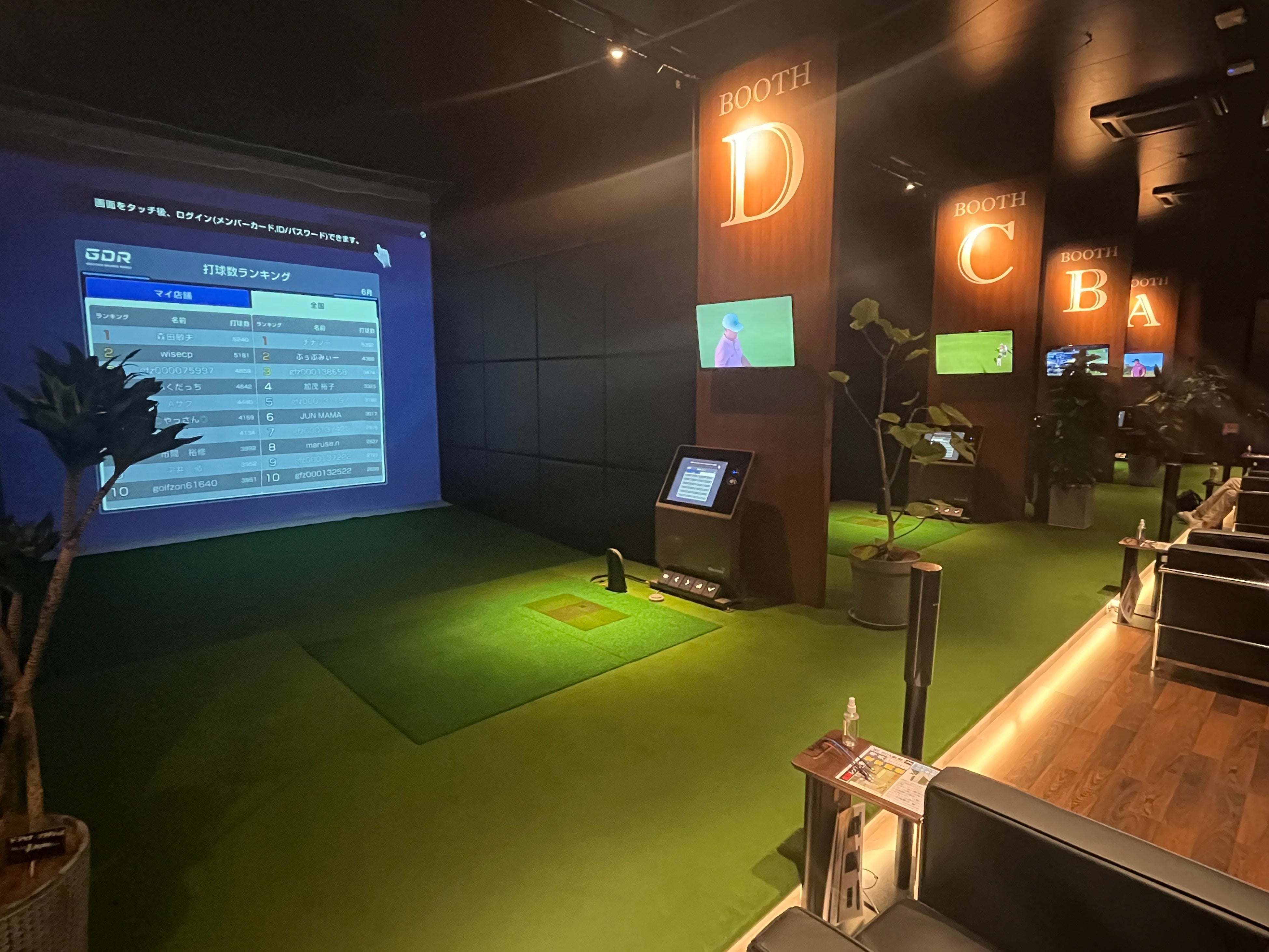 インドアゴルフ場の内観