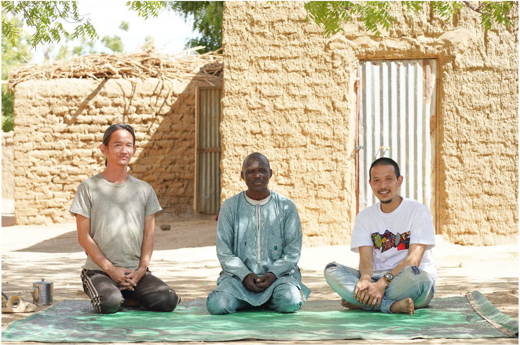 左から三木夏樹、オマル、奥祐斉