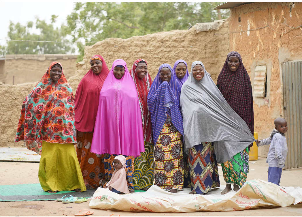 メイン画像には男性ばかりの集合写真を使いましたが、宗教的な理由により、女性と男性が一緒には写真が撮れなかった背景があります。新しい村に移住する女性も子どもたちもたくさんいます。