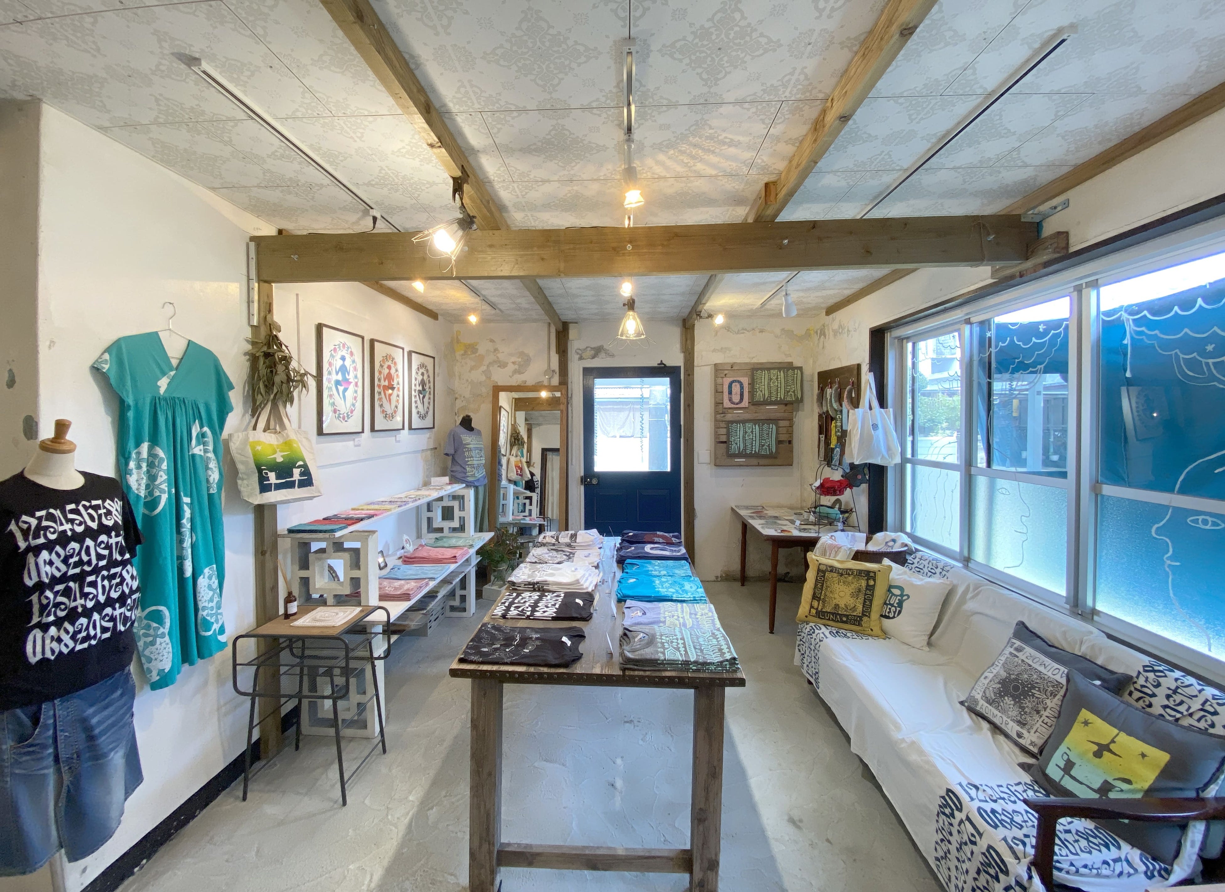 読谷村にあるアートストア　BLUE FOREST