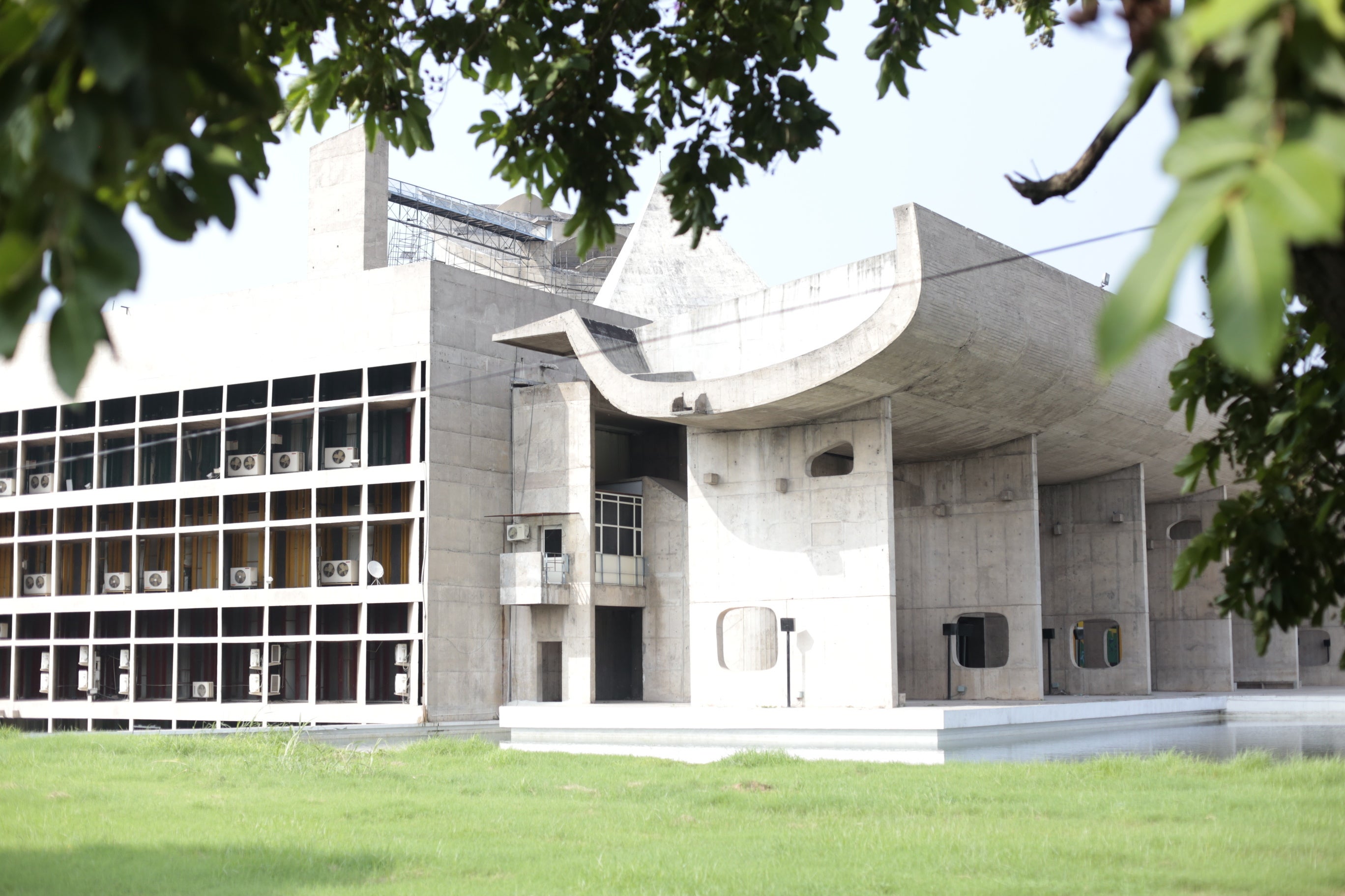 写真の議事堂は世界遺産にも登録されているコルビュジエ作品の一つ。