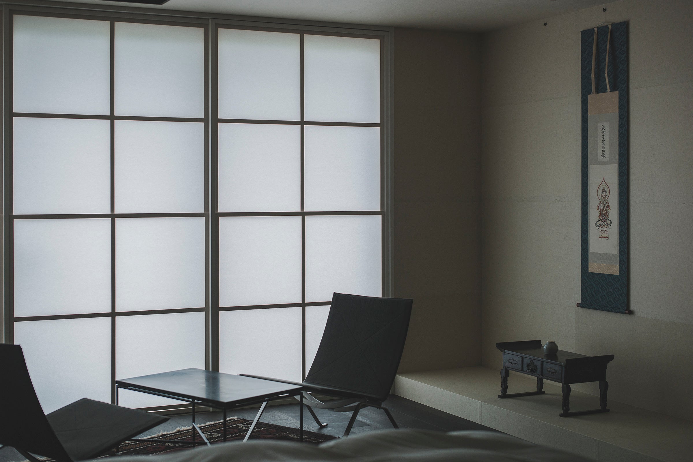 客室「紙 shi」には、壁と天井一面に和紙職人ハタノワタルの和紙が使用されている。