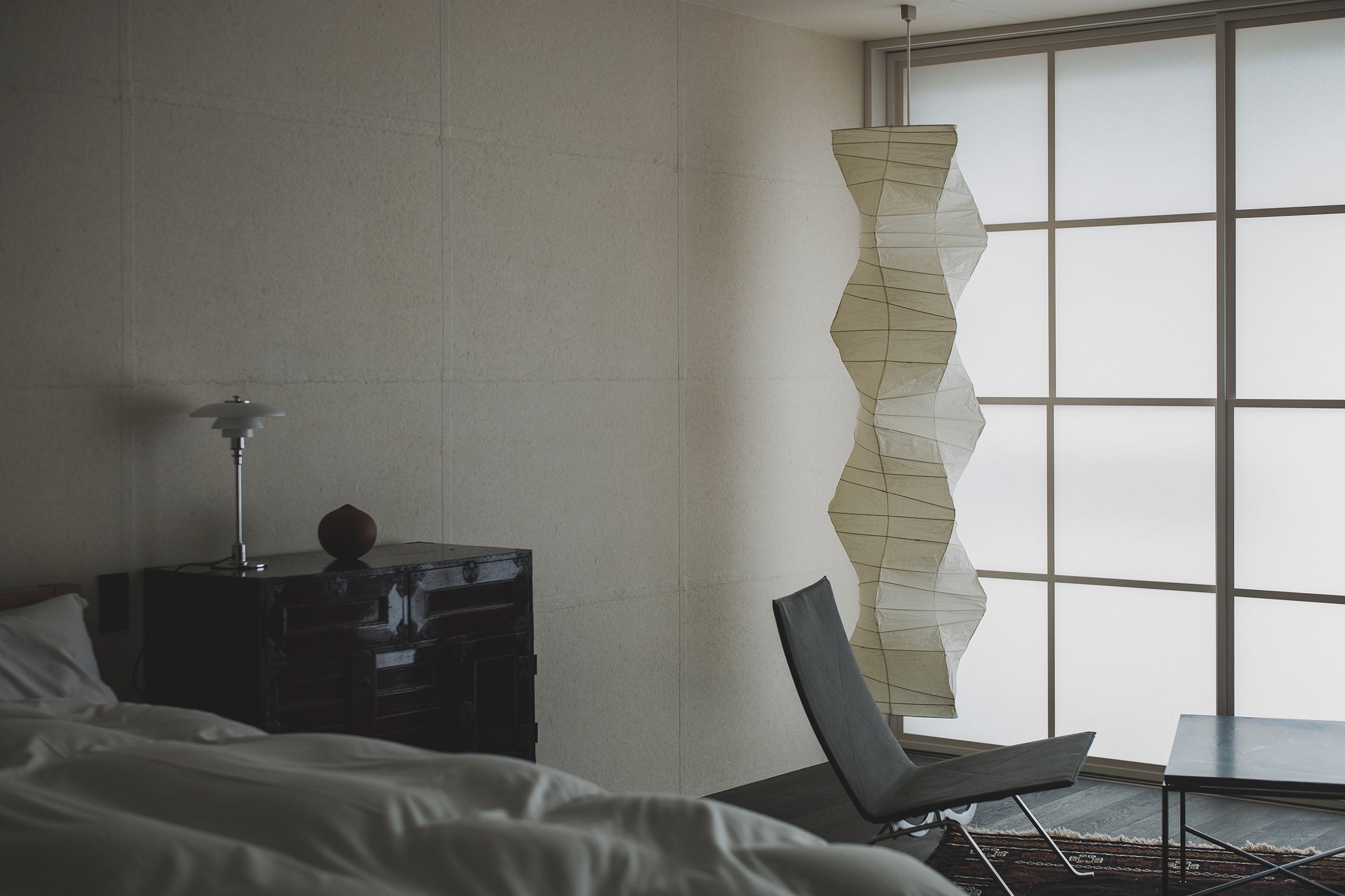 民藝・工芸・アート作品とともに、ポール・ケアホルムのPK22やイサム・ノグチのAKARIが配される。