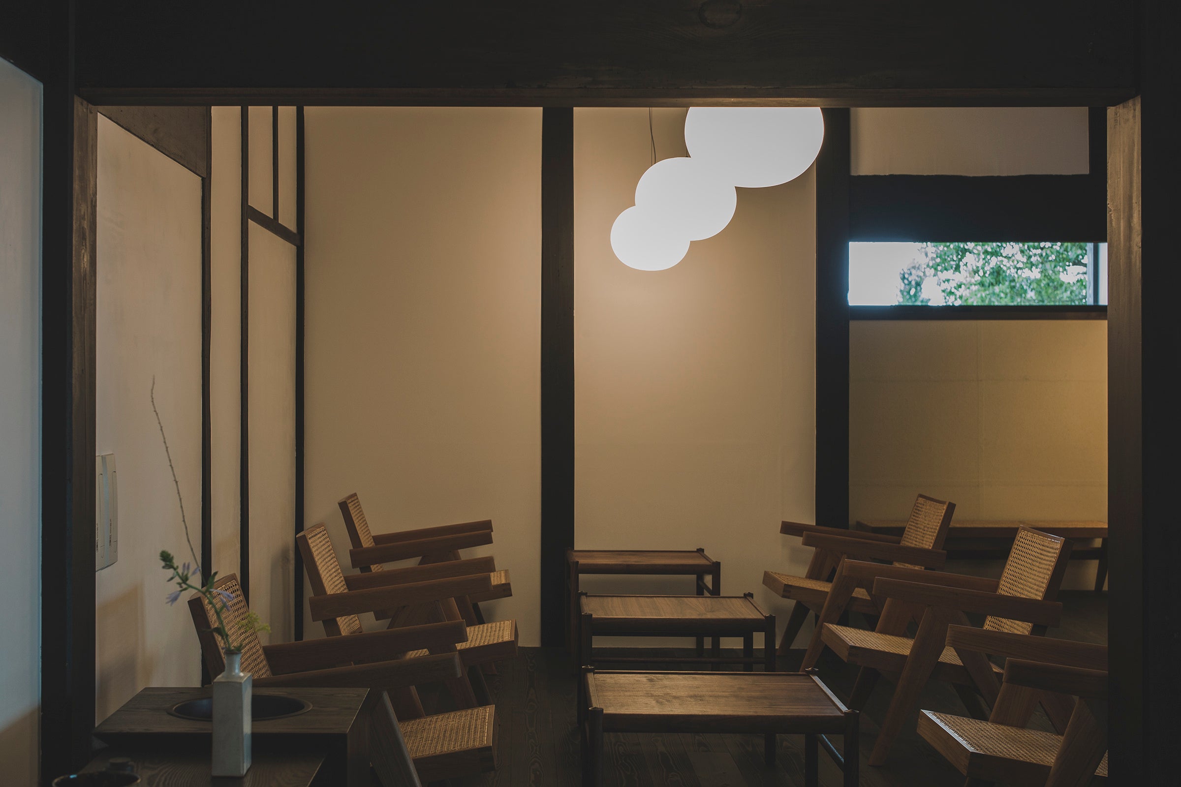 宿泊棟のラウンジやライブラリーではジャンヌレのチェアに座り、民藝や現代アート作品を鑑賞できる。