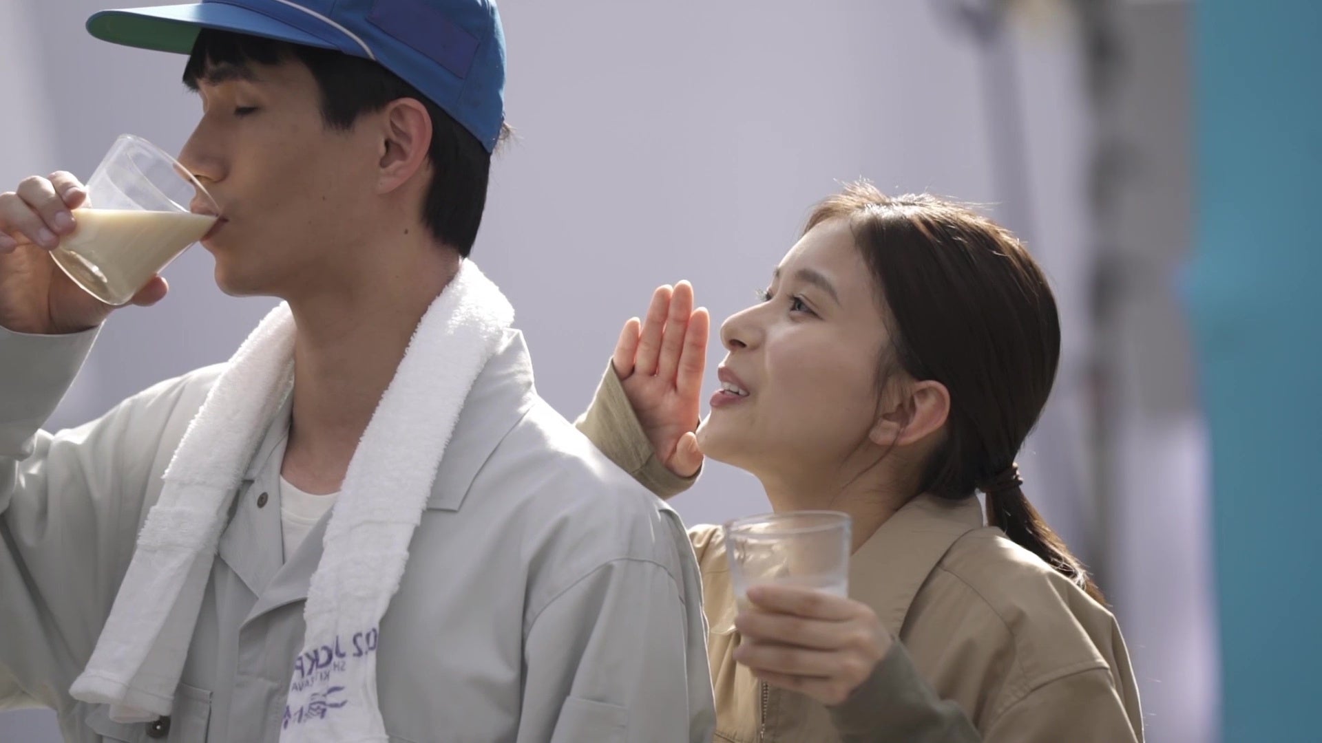 耳打ちする芳根京子さん