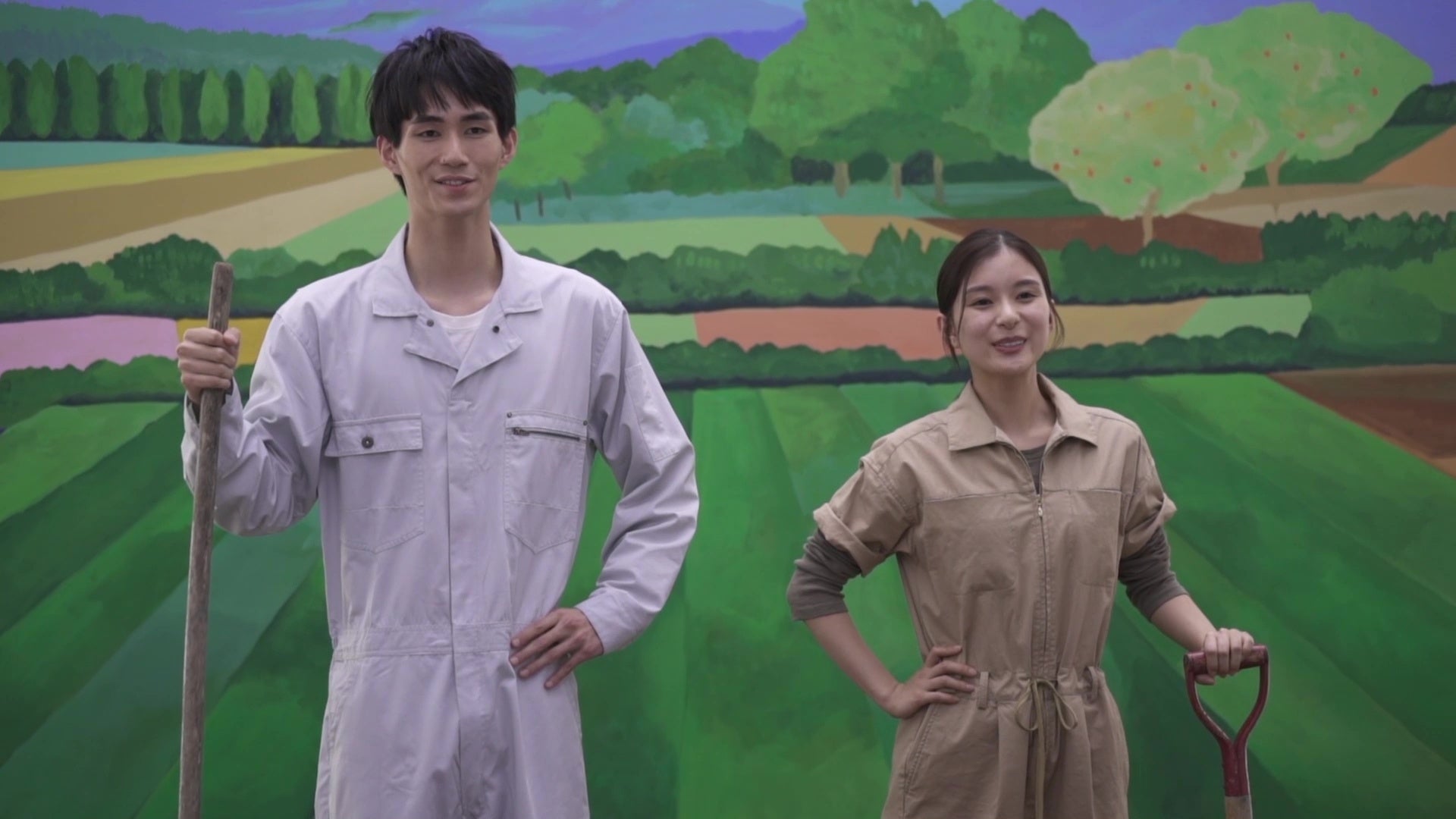 シャベルをもって農家になりきるお二人