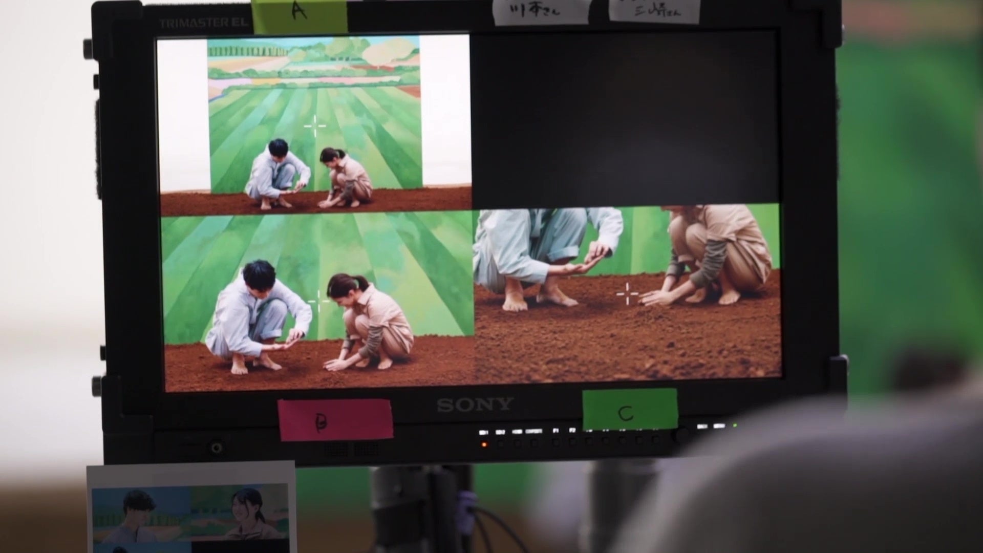 土で遊ぶお二人