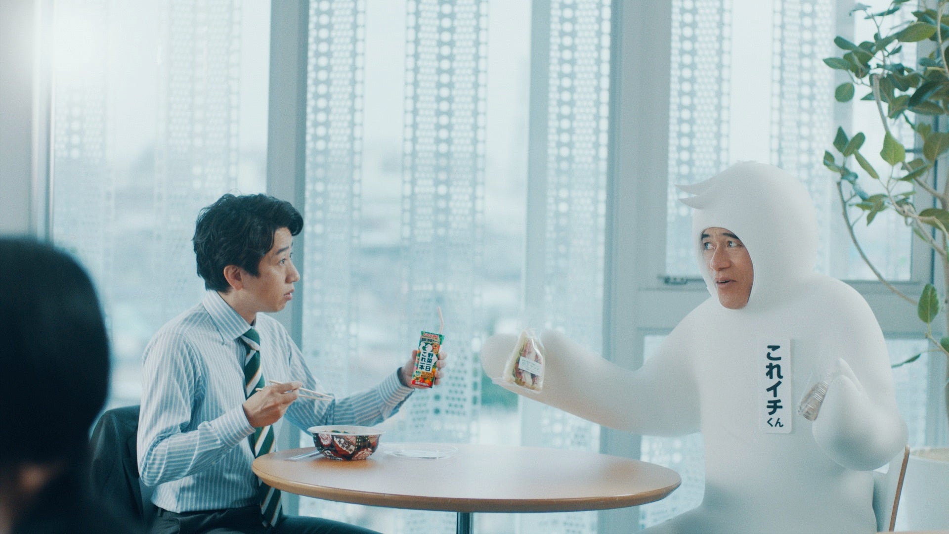 食事と一緒に飲む様子