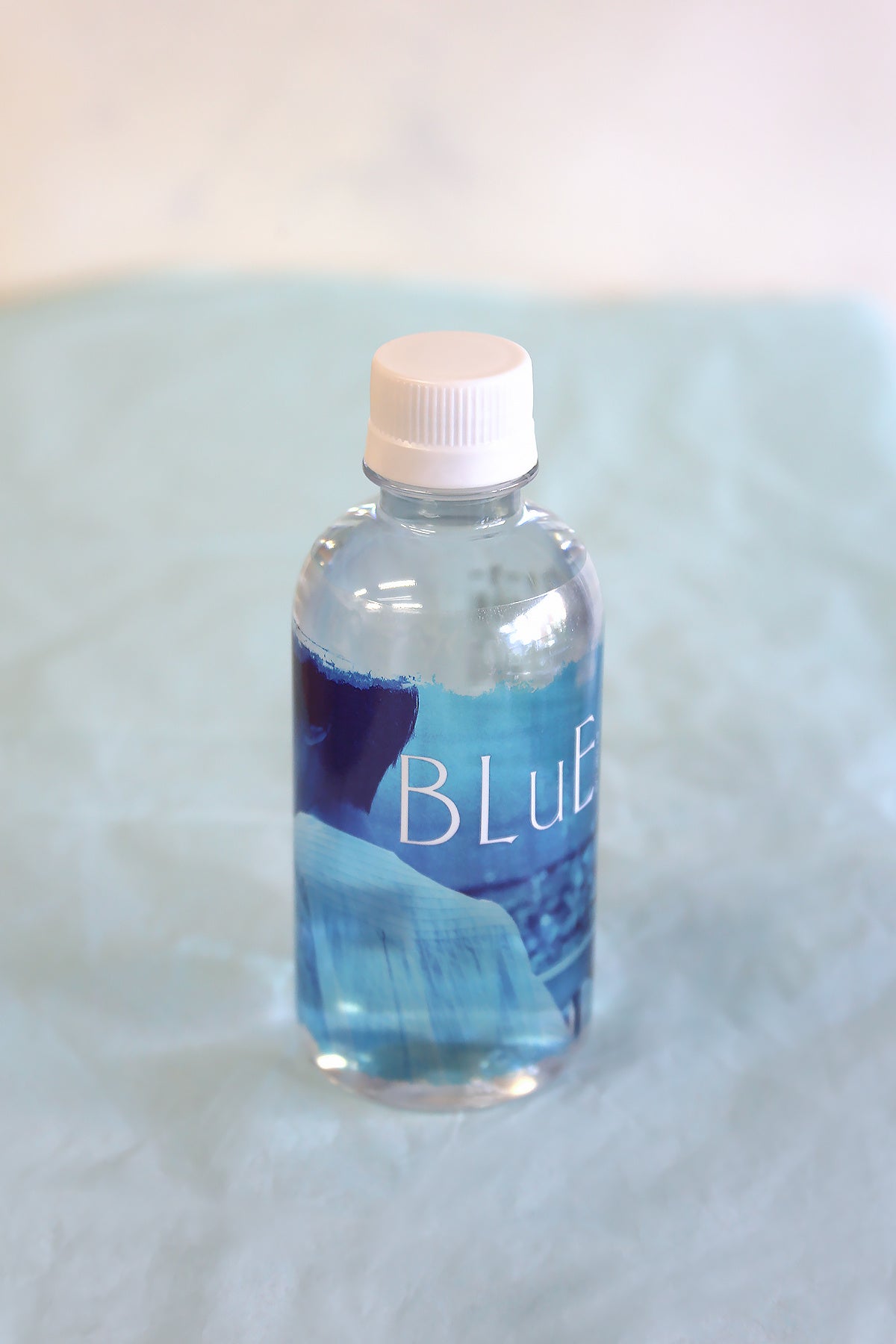 オープンを記念して、BLUE by ymf lab.のシャツをお買い上げいただいた方へ、持ち運びに便利な290mlオリジナルラベルのペットボトル飲料水をプレゼントいたします。