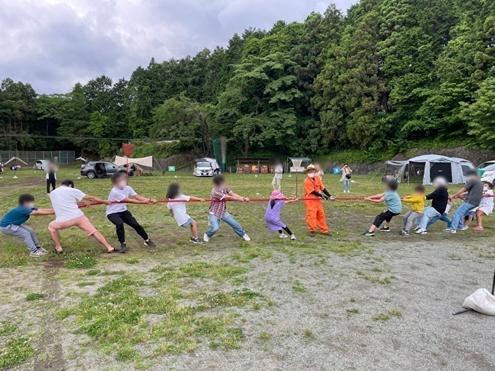 利用者の皆さんと綱引き