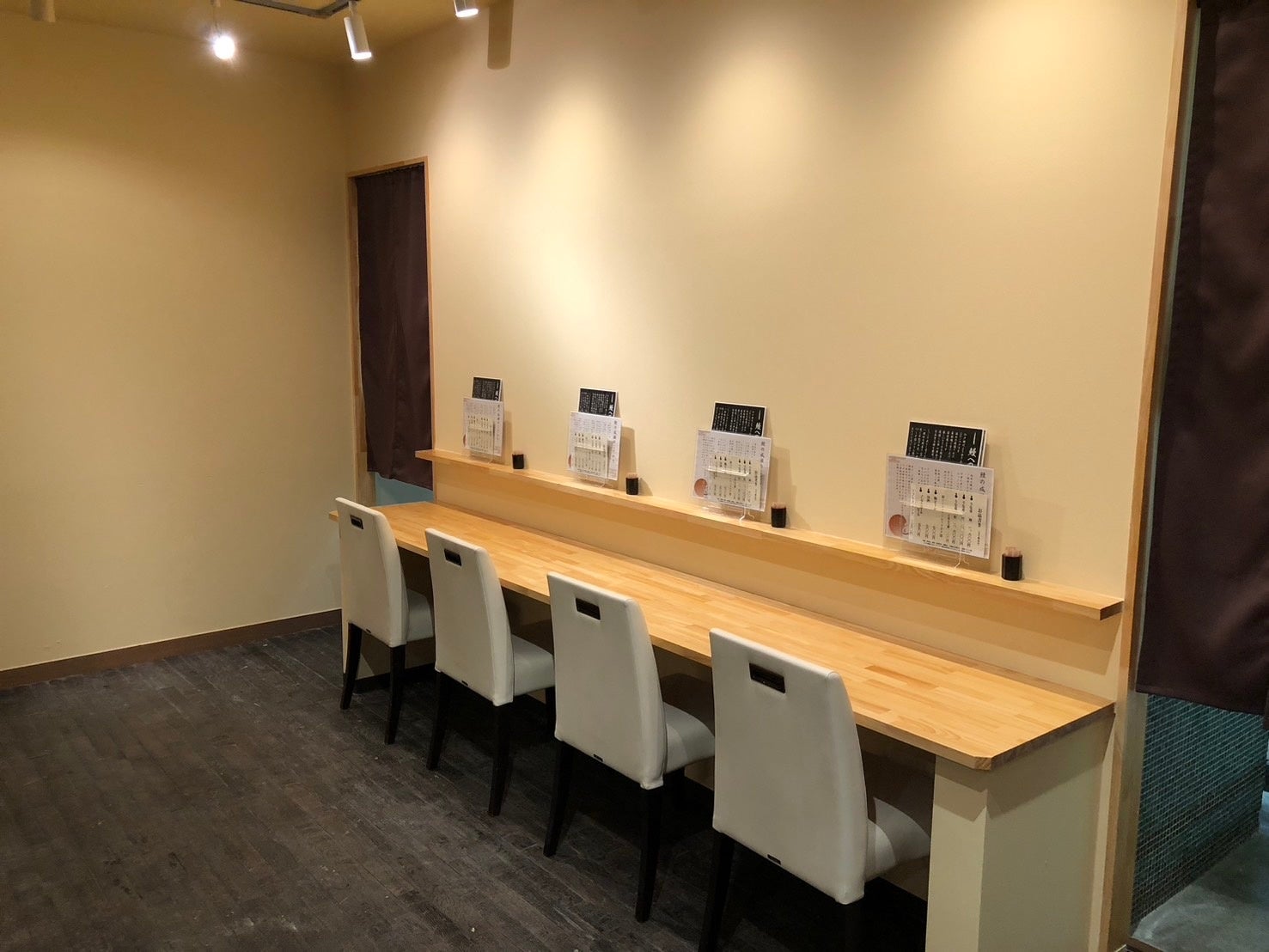 ひとりでもゆったり過ごせるカウンター席