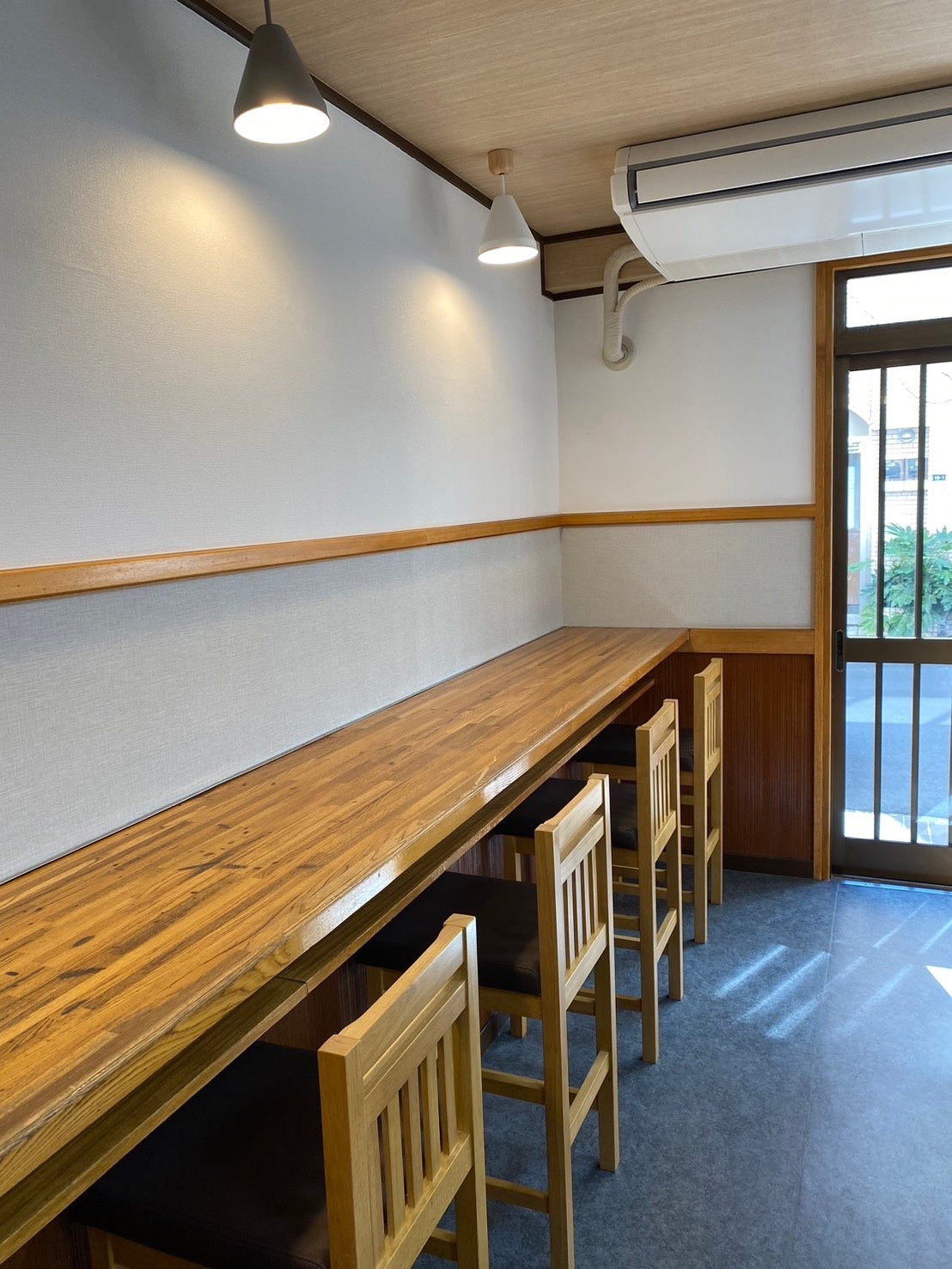 一人でもくつろげるカウンター席