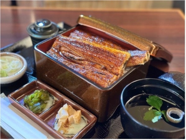 ▲鰻が一尾まるまるのった、うな重<松>2600円