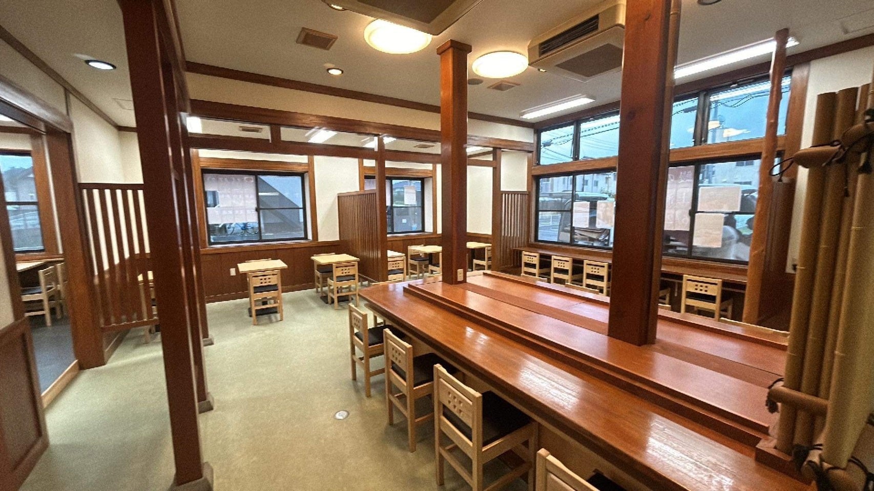 お一人様からご家族連れまで入りやすい店内