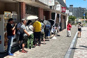 駅から徒歩10分でも開店前から行列