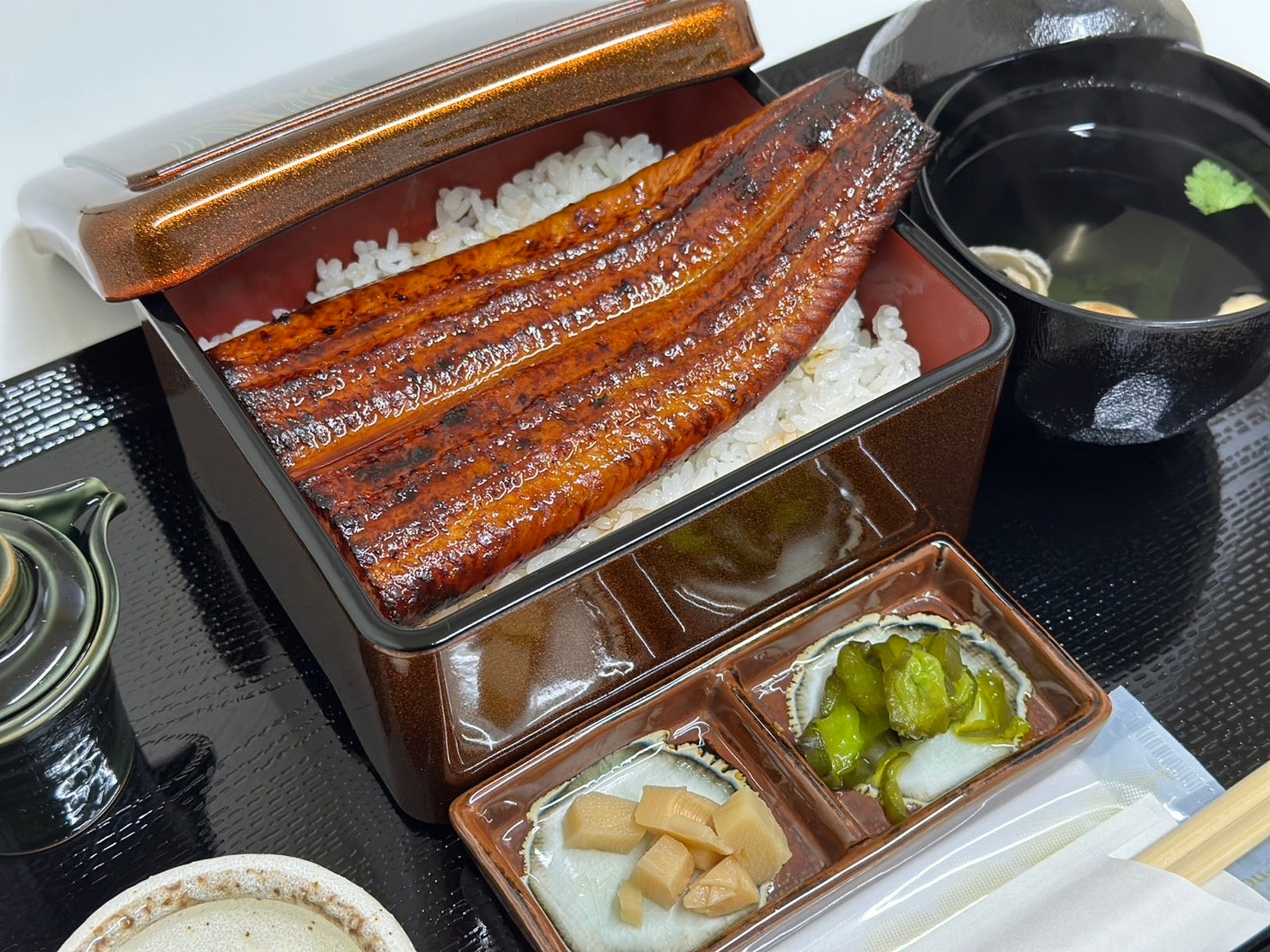 はみ出るほどの鰻が乗ったうな重<梅>が1600円!