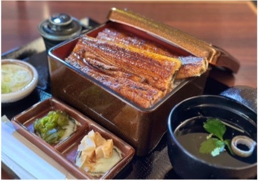 鰻が一尾まるまるのった、うな重＜松＞2600円