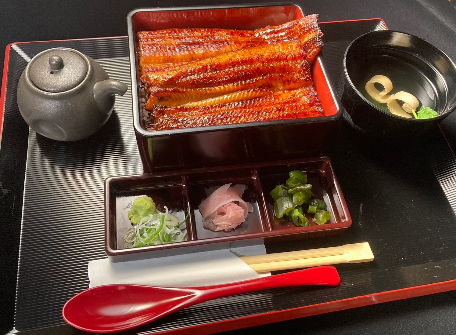 鰻が一尾丸々乗ったうな重<松>が2600円!